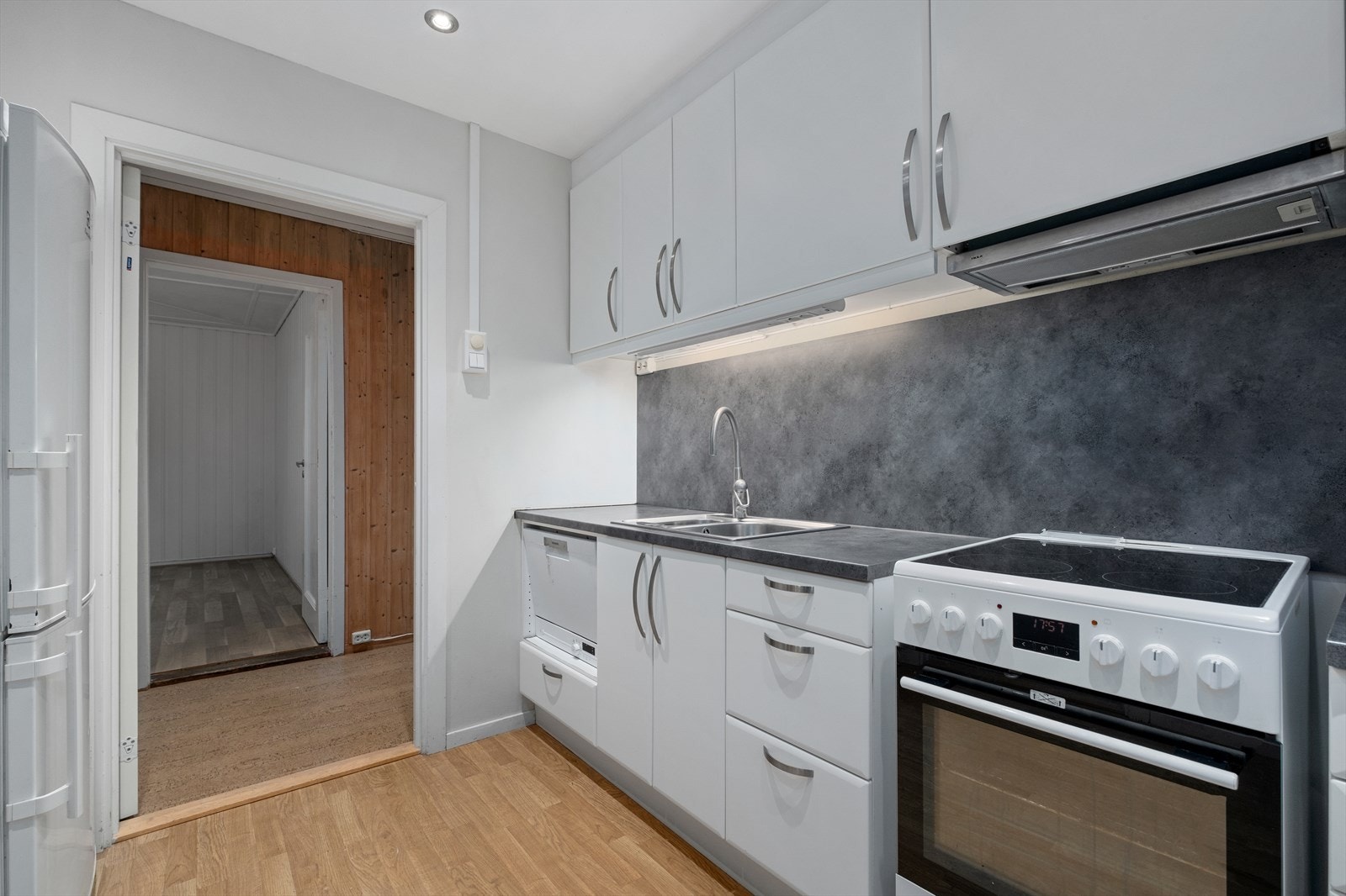 Kjøkkenet er moderne og romslig, og har både gode oppbevaringsmuligheter og gode arbeidsflater. Galleribilde