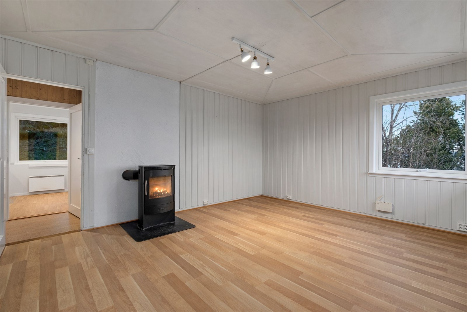 Stuen sett fra en annen vinkel, med vedovn som gir både varme og en lun atmosfære. Galleribilde