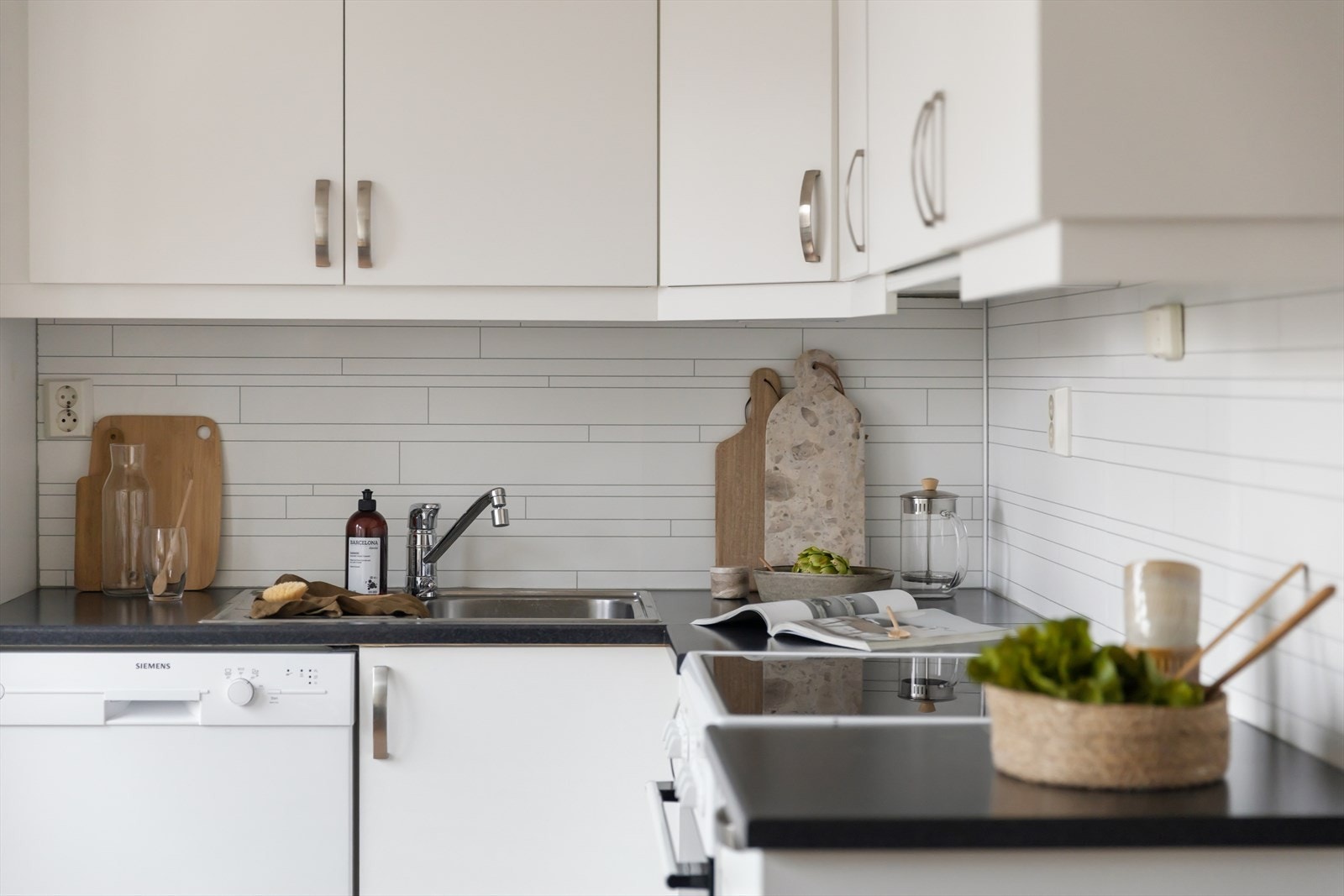 Et lyst og tidløst kjøkken. Galleribilde