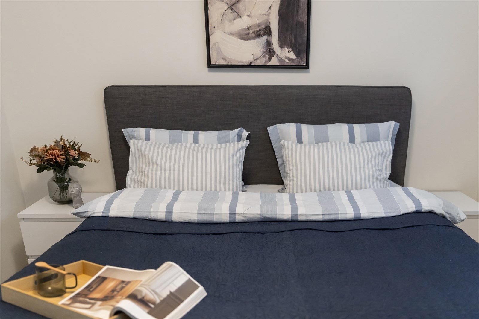 Rommet har en gjennomgående lys stil, lik resten av leiligheten. Galleribilde