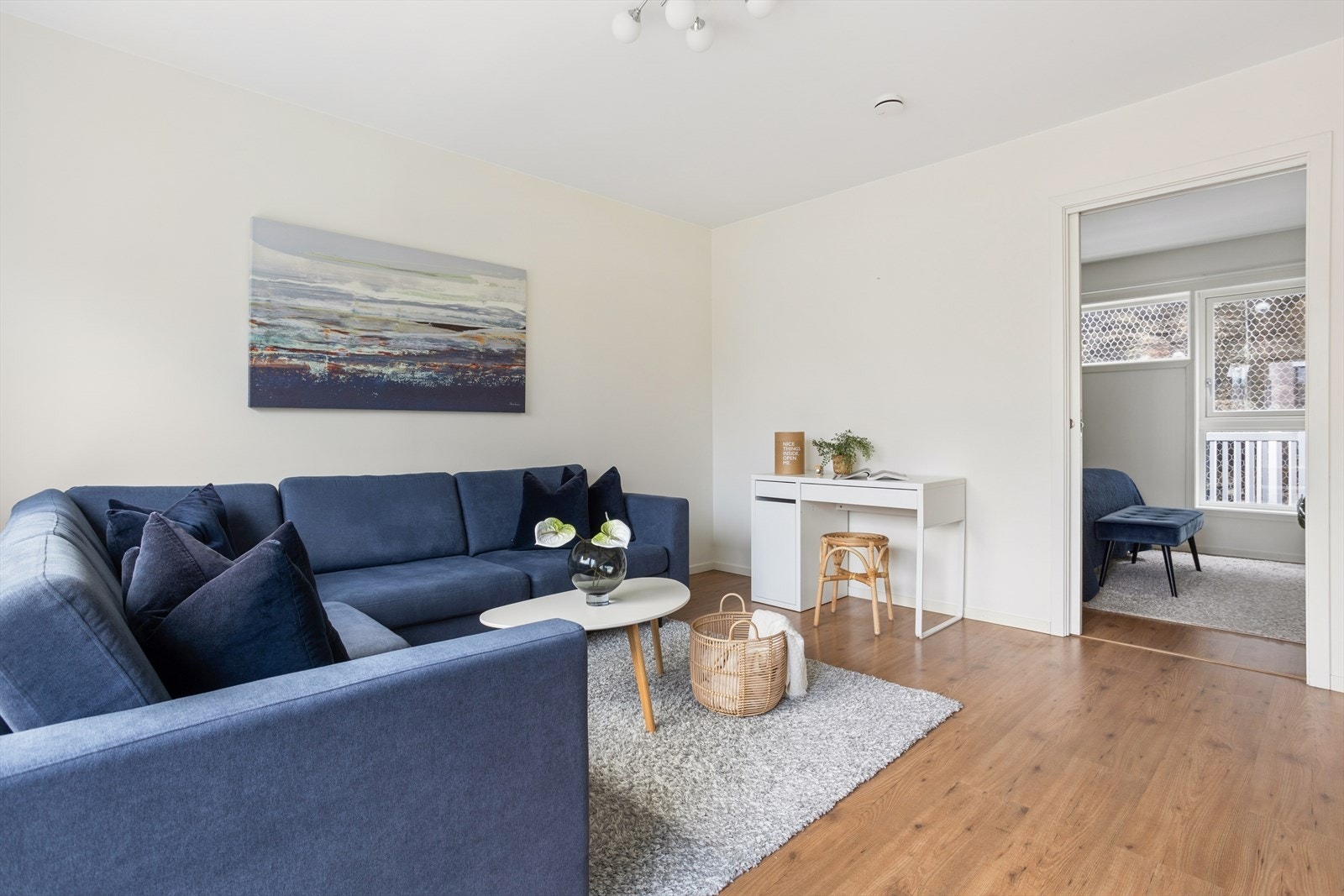 Leiligheten har en lys og gjennomgående utførelse. Galleribilde