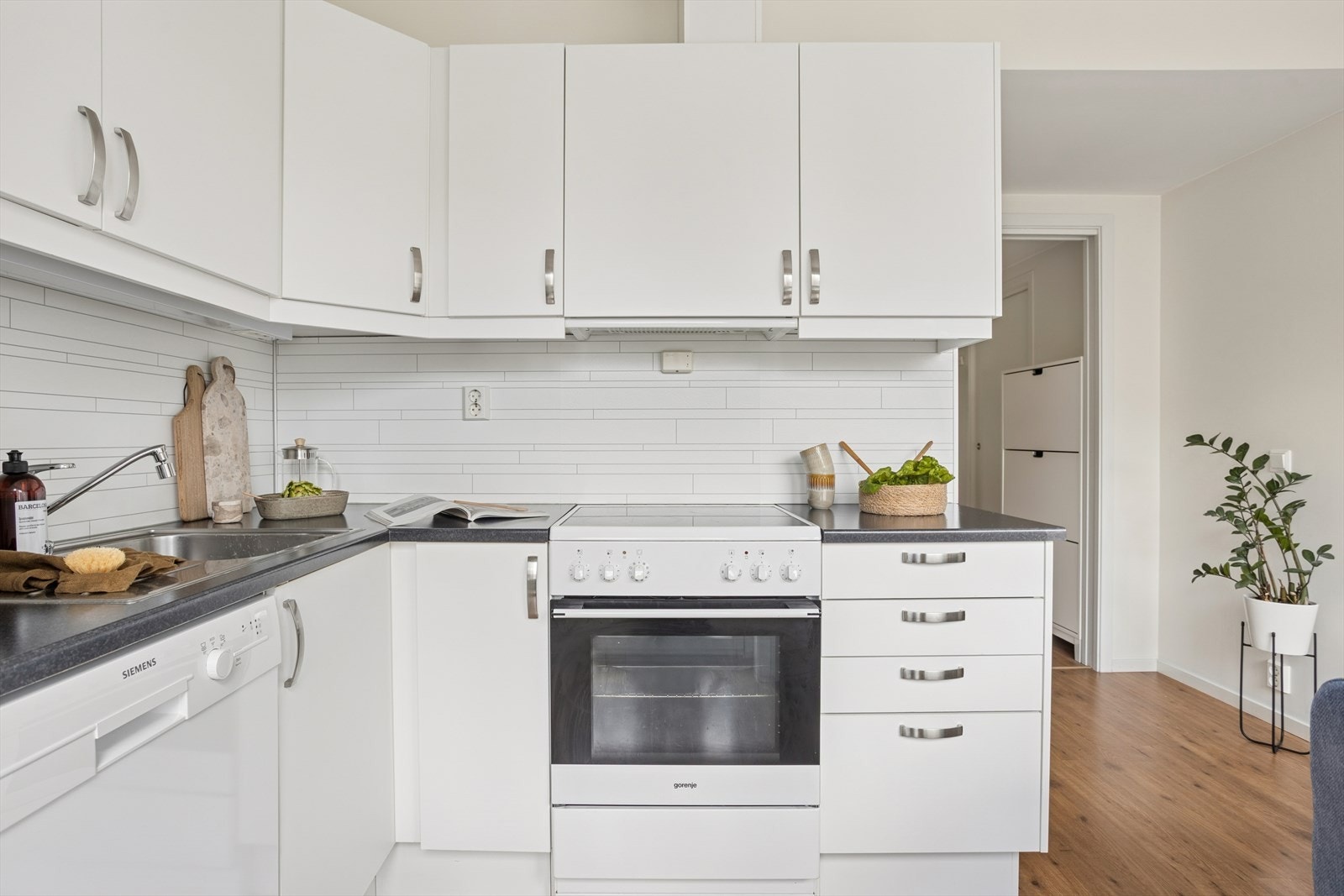 Kjøkkenet gir plass til frittstående hvitevarer som komfyr, oppvaskmaskin og kjøleskap. Galleribilde