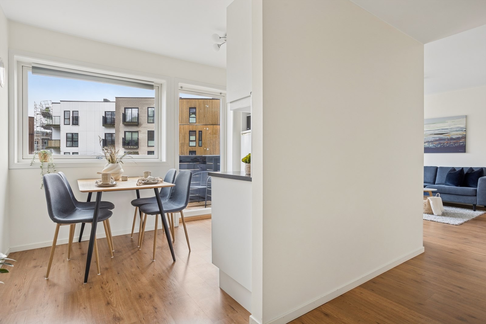 Gulvene er belagt med laminat, og veggene er malt i lyse toner. Galleribilde