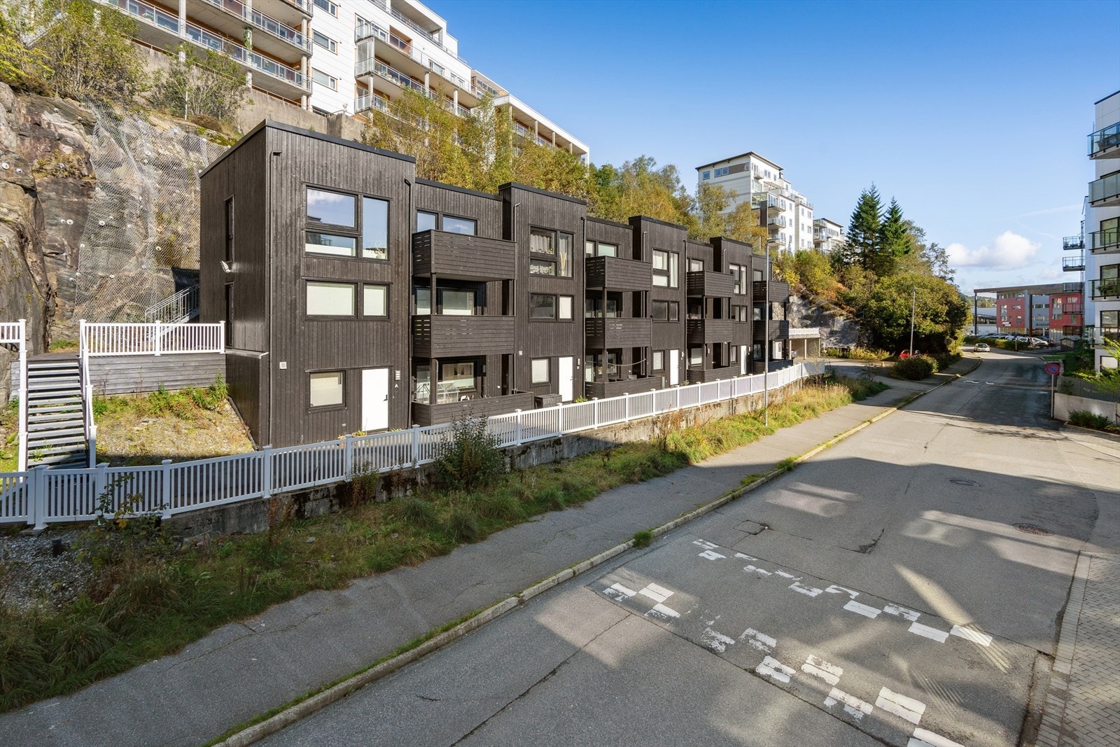 Myrdalsvegen 93J ligger i et rolig område med kort vei til alt du trenger i hverdagen. Galleribilde