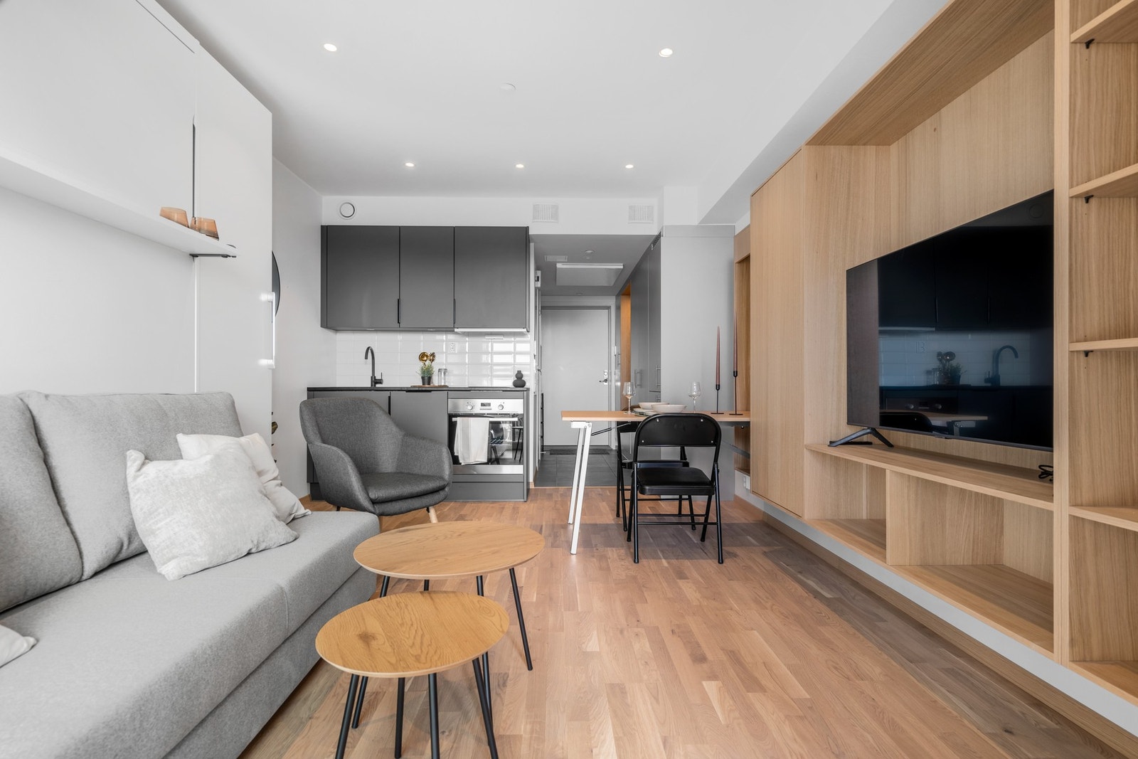 Leiligheten er møblert etter Compact Living-konseptet, som gjør at hver kvadratmeter er utnyttet til det fulle. Galleribilde