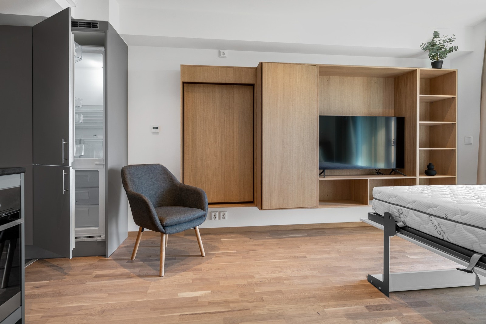 Kjøkkenbord og stoler er integrert, som felles inn i veggreolen når det ikke er i bruk. Galleribilde