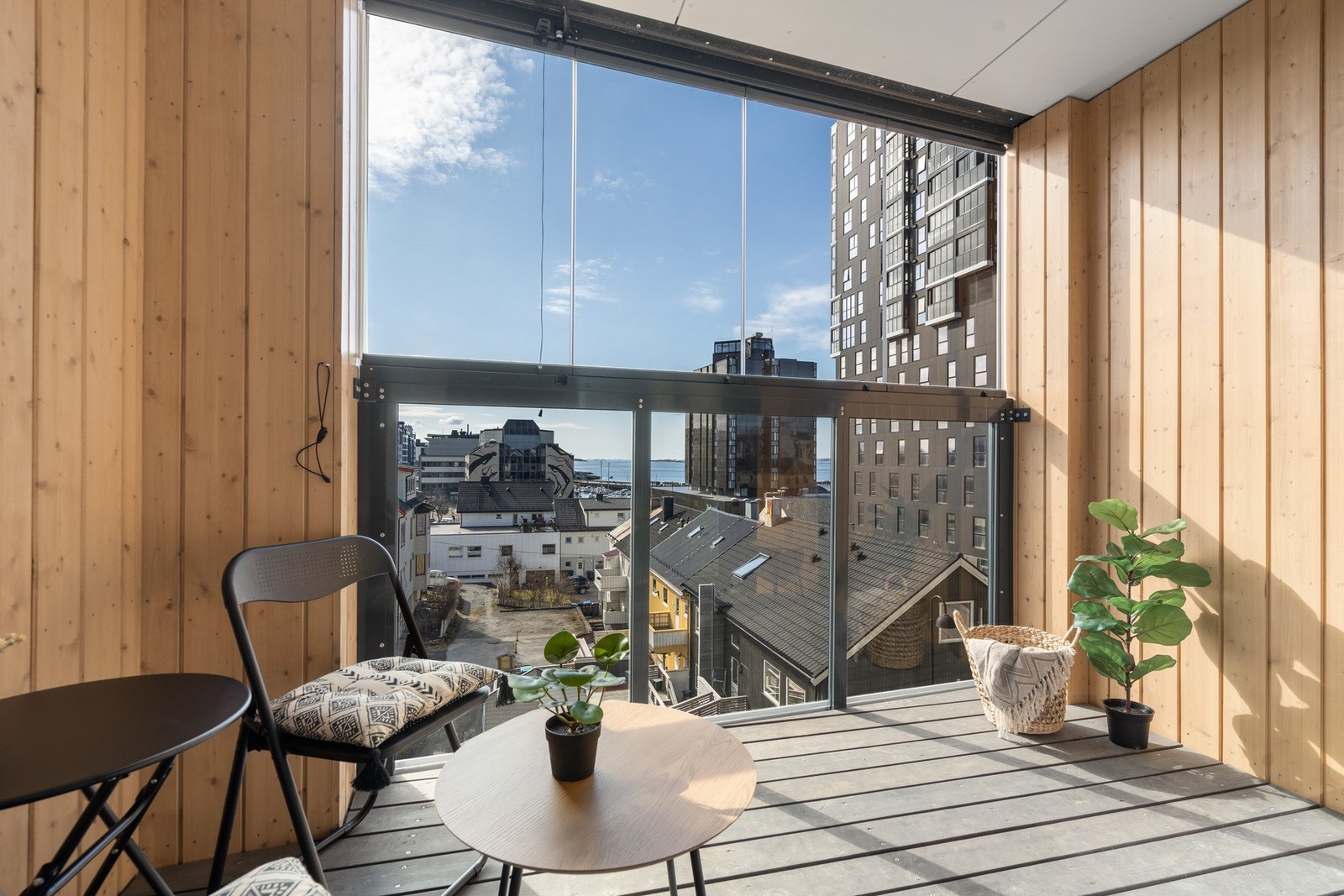 Innglasset balkong som kan åpnes opp på varme og fine dager, og gir en god romfølelse. Galleribilde