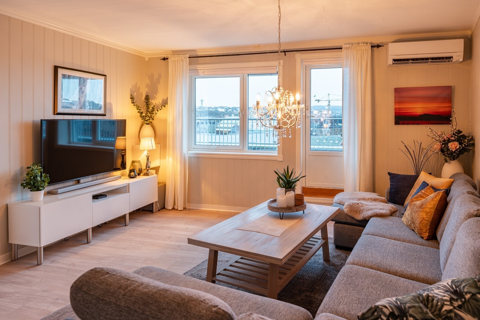 Leiligheten er på 64m² og har en svært gjennomtenkt planløsning med stue/kjøkken, 2 soverom, bad og entré. Galleribilde