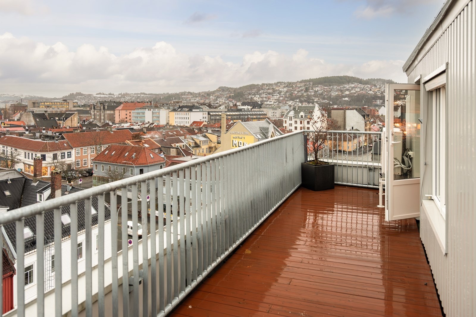 Velkommen til Sandgata 2 - Nå har du muligheten til å sikre deg denne toppleiligheten som byr på en rekke gode kvaliteter som blant annet privat takterrasse på 16m². Galleribilde