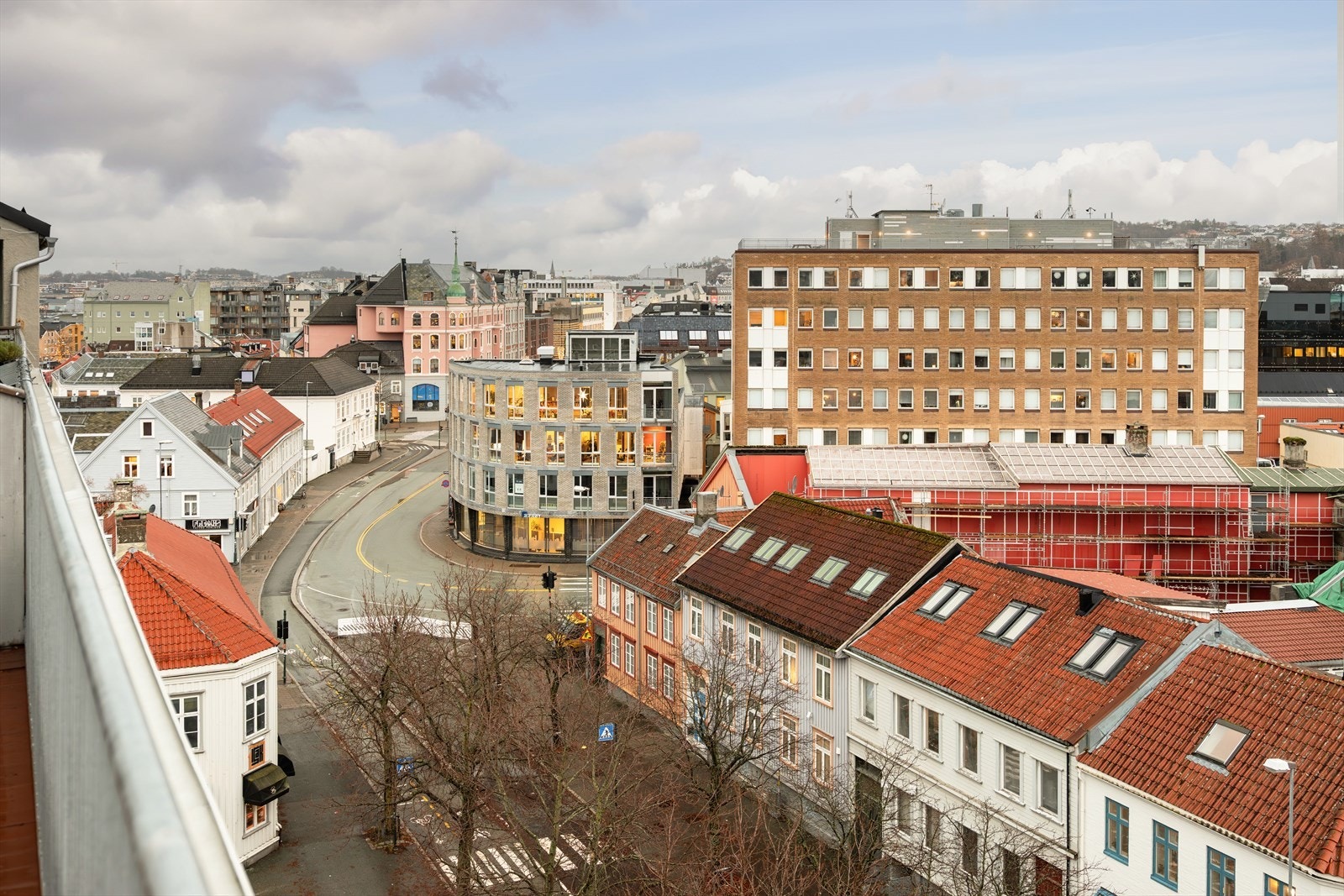 Borettslaget har vedtatt å bygge et moderne innendørs avfallsrom og etablere ny trapp foran huset med et moderne sykkelrom under. Dette blir utført vinter/vår 2026 og finansiert med borettslagets egenkapital. Galleribilde