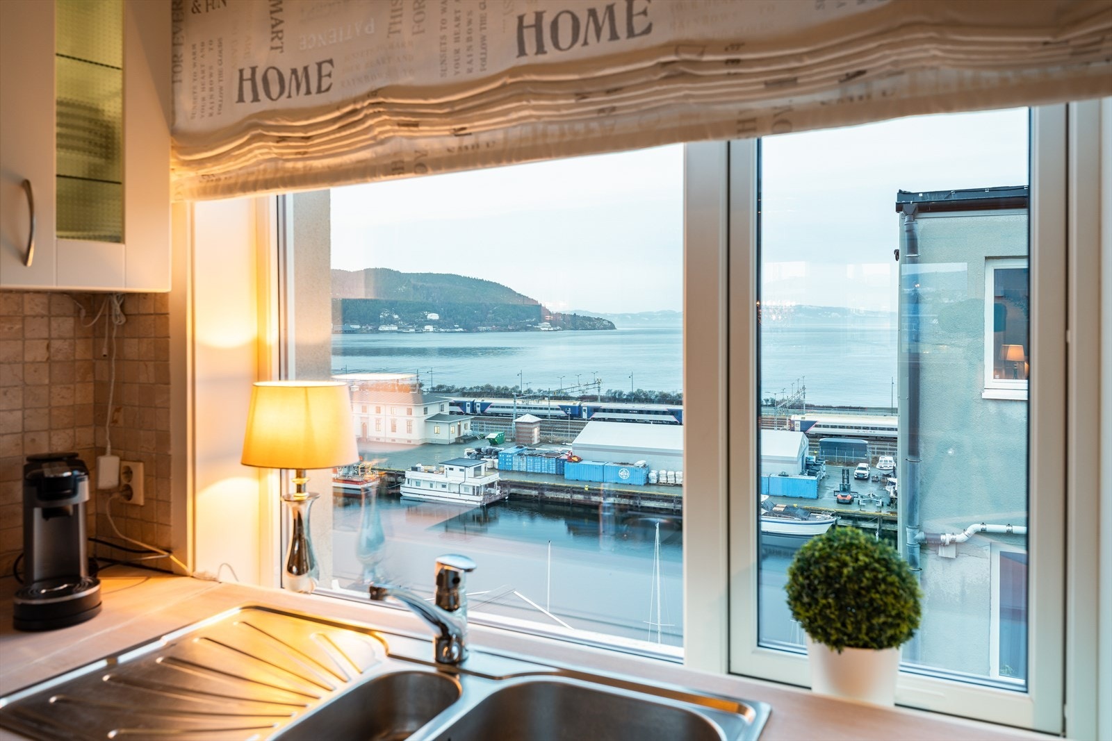 Hele leiligheten har fantastisk og usjenert utsikt, som også gir nydelige lysforhold i leiligheten. Galleribilde