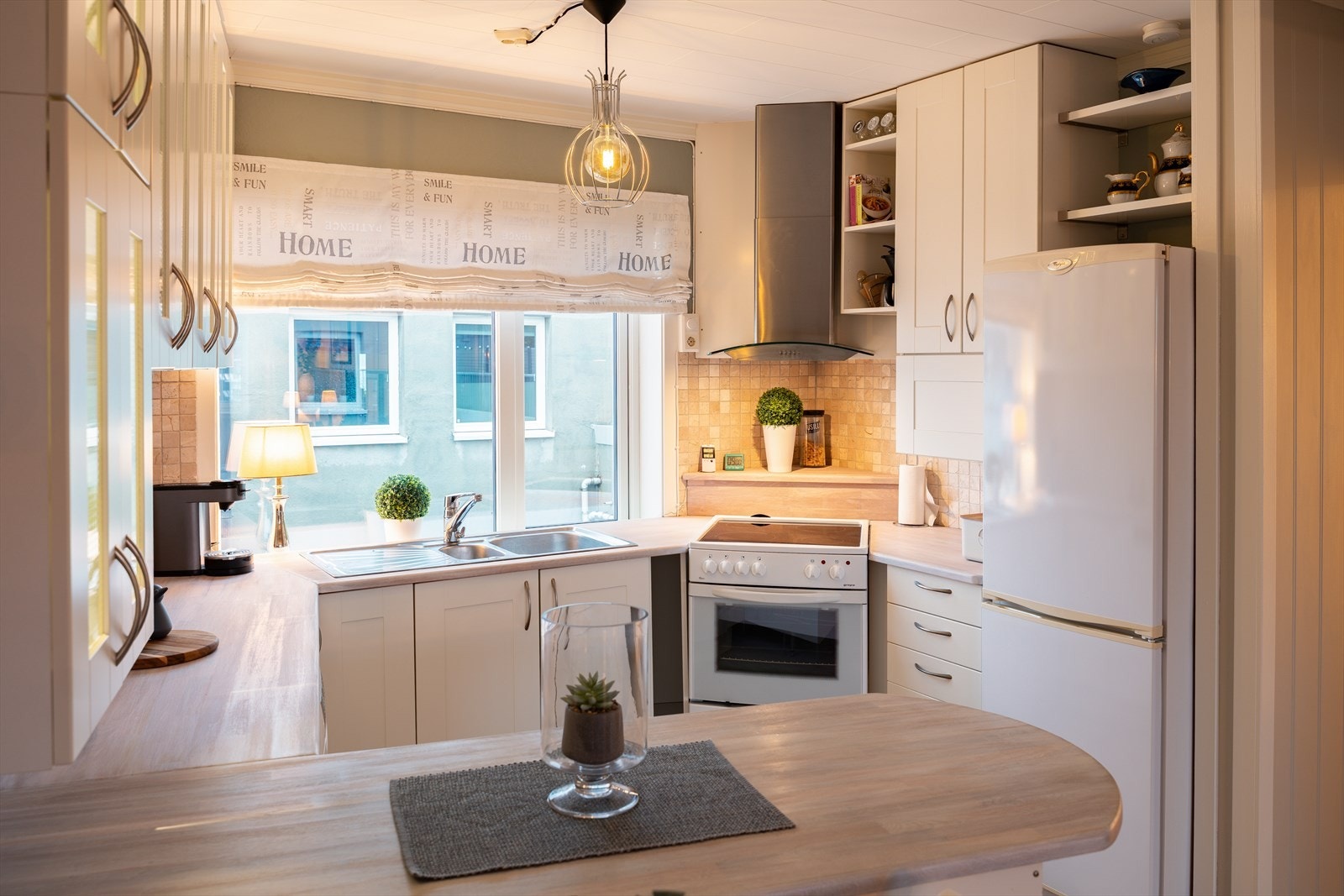 Hvitevarer som stekeovn, platetopp, oppvaskmaskin og kjøle/fryseskap medfølger handelen. Galleribilde