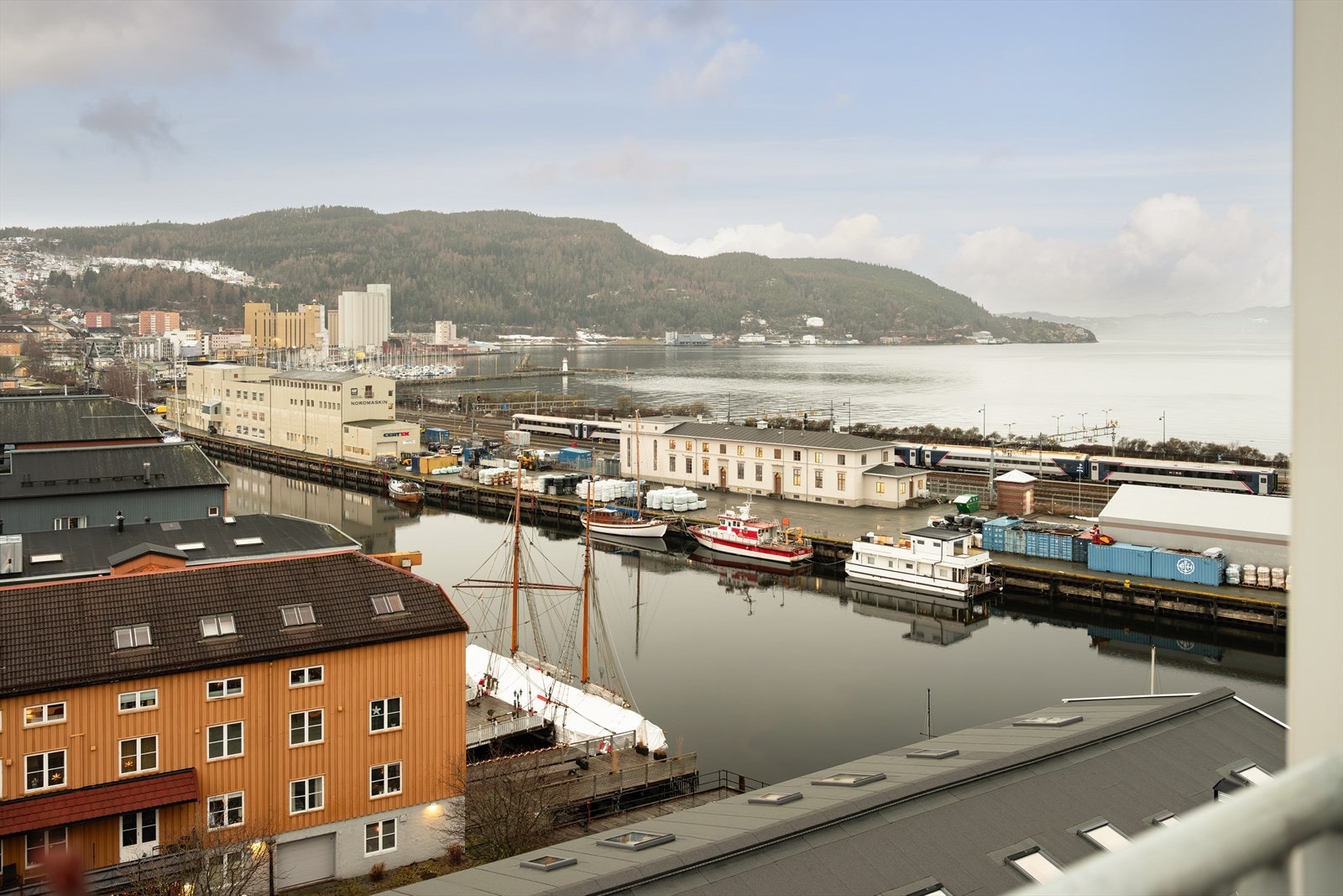 Leiligheten har en meget attraktiv beliggenhet midt i Trondheim sentrum. Her har man alt av servicefunksjoner som Trondheim har å by på innen gangavstand. Galleribilde