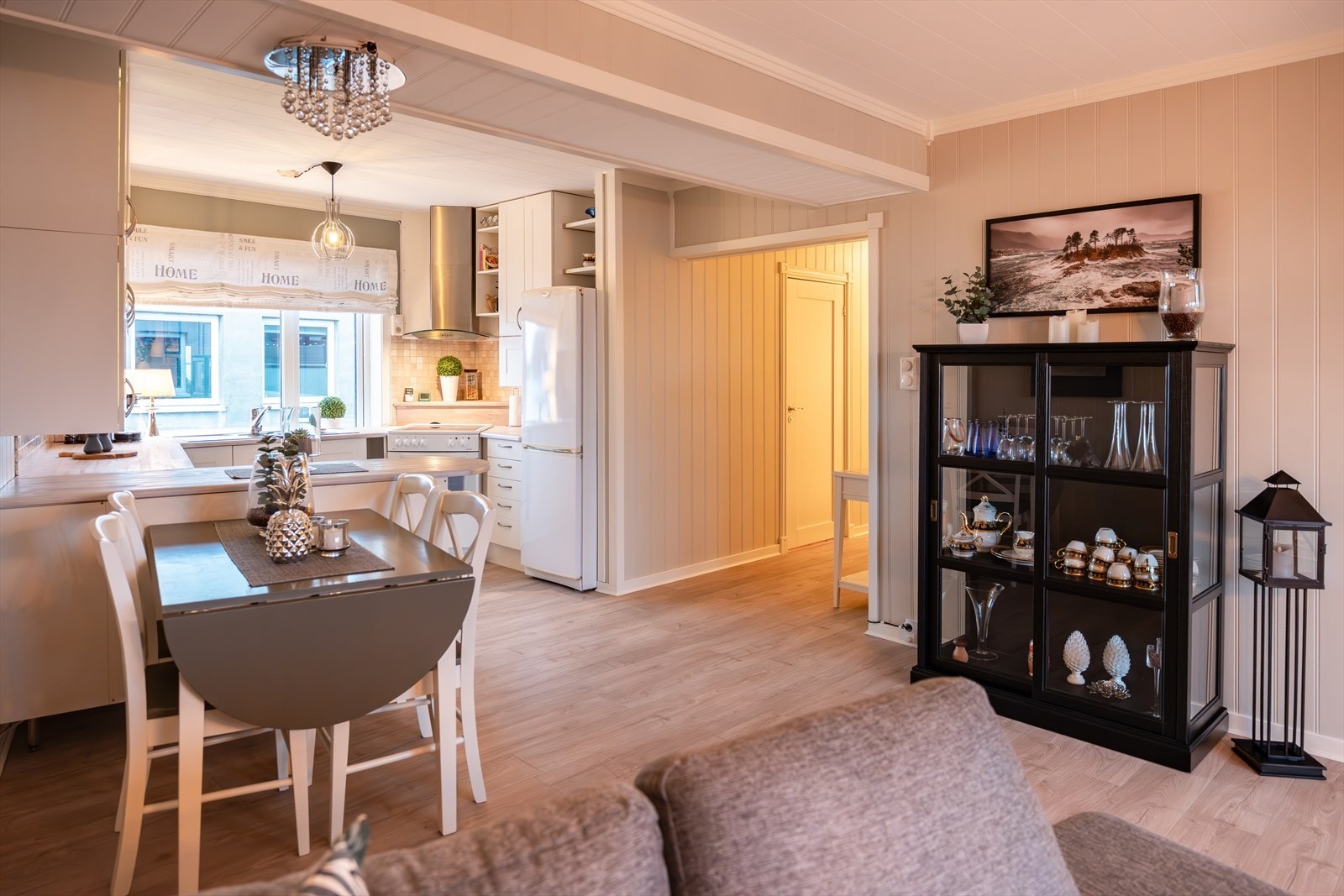 Felleskostnadene inkluderer blant annet tv, betjening av andel fellesgjeld, kommunale avgifter, felles bygningsforsikring og diverse vedlikehold/drift iht. Galleribilde