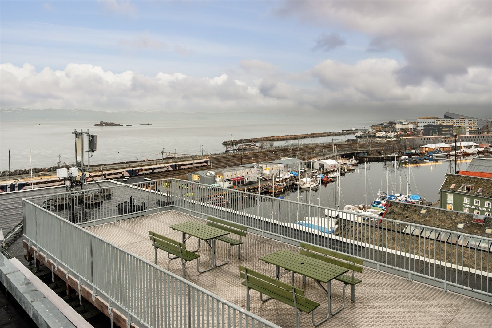 Borettslaget byr på en av byens beste takterrasser med panorama utsikt mot byen og Trondheimsfjorden. Her kan du nyte solen hele dagen! Galleribilde