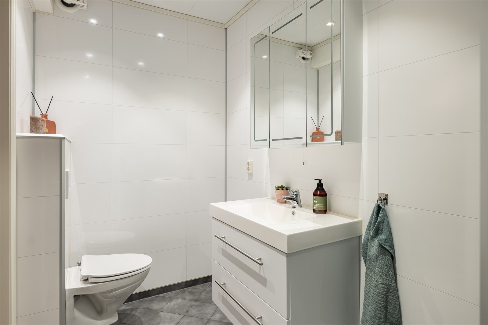 Badet ble totalrenovert i 2015 og er innredet med dusjhjørne, toalett, servant og integrert speil med lys. Galleribilde