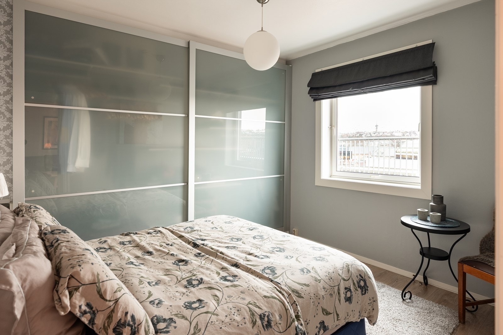 Hovedsoverommet er på hele 11m² og byr på rikelig med skapplass. Galleribilde