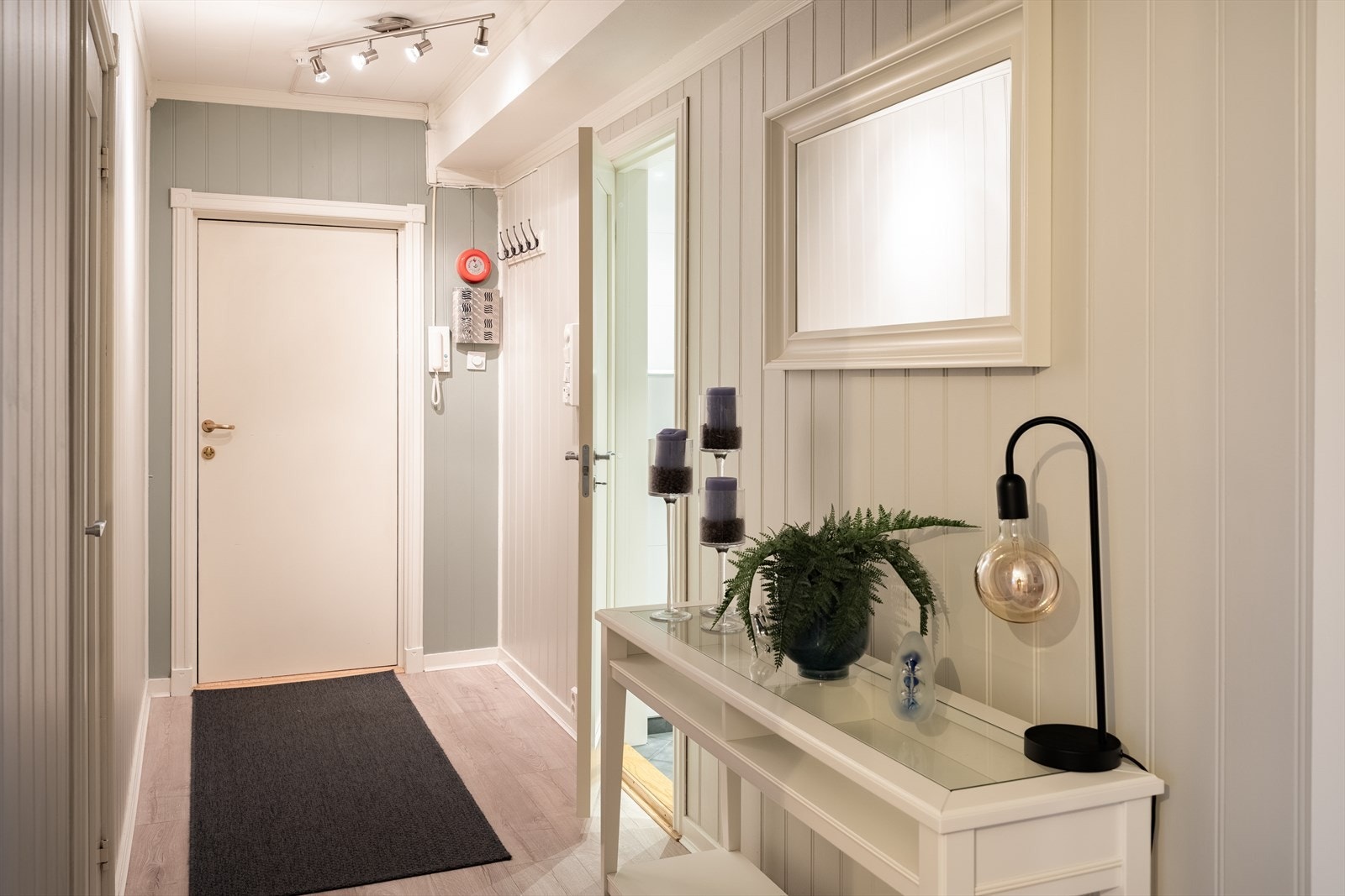 Like utenfor egen inngangsdør har du en egen sportsbod, i tillegg til egen sportsbod i kjeller. Galleribilde