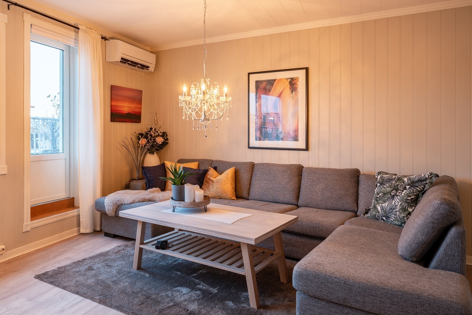 Leiligheten varmes hovedsakelig opp ved varmepumpe, som gir behagelig inneklima hele året. Galleribilde