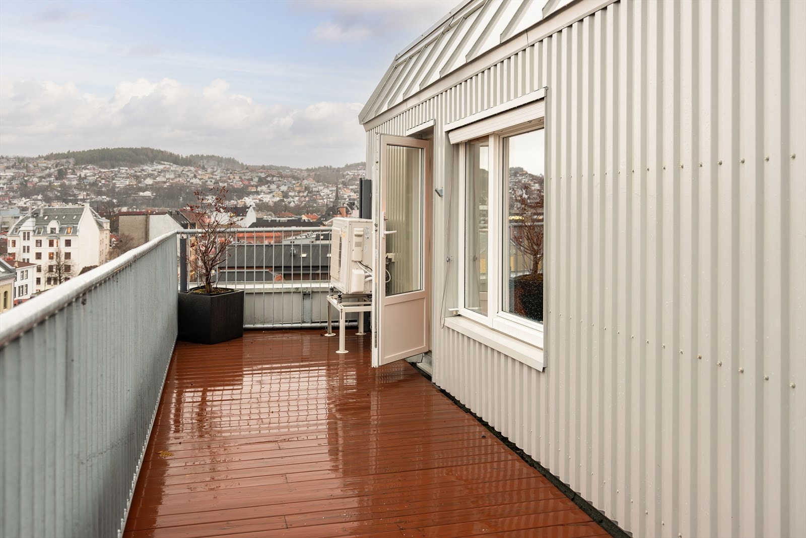 Leiligheten ligger sentralt i Midtbyen i Trondheim Sentrum, samtidig som den har en skjermet beliggenhet i 7. etasje med lite støy og ingen innsyn. Galleribilde