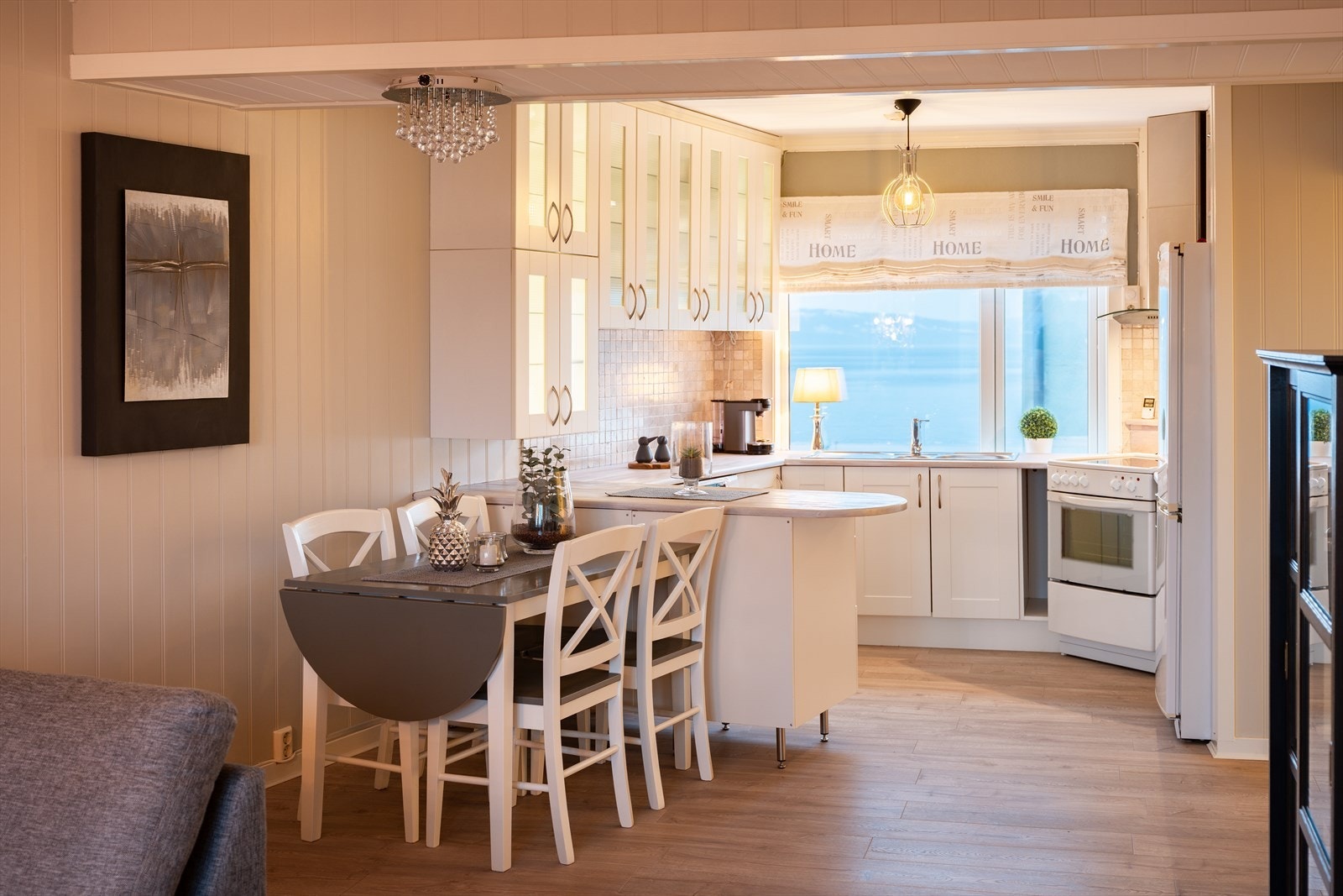 Planløsningen gjør leiligheten enkel å møblere. Her får du god plass til både spiseseksjon og sofahjørne. Galleribilde