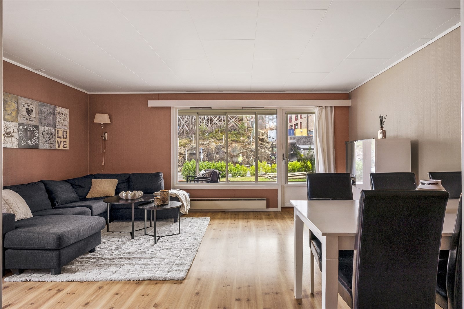 Romslig stue med utgang til innglasset balkong Galleribilde