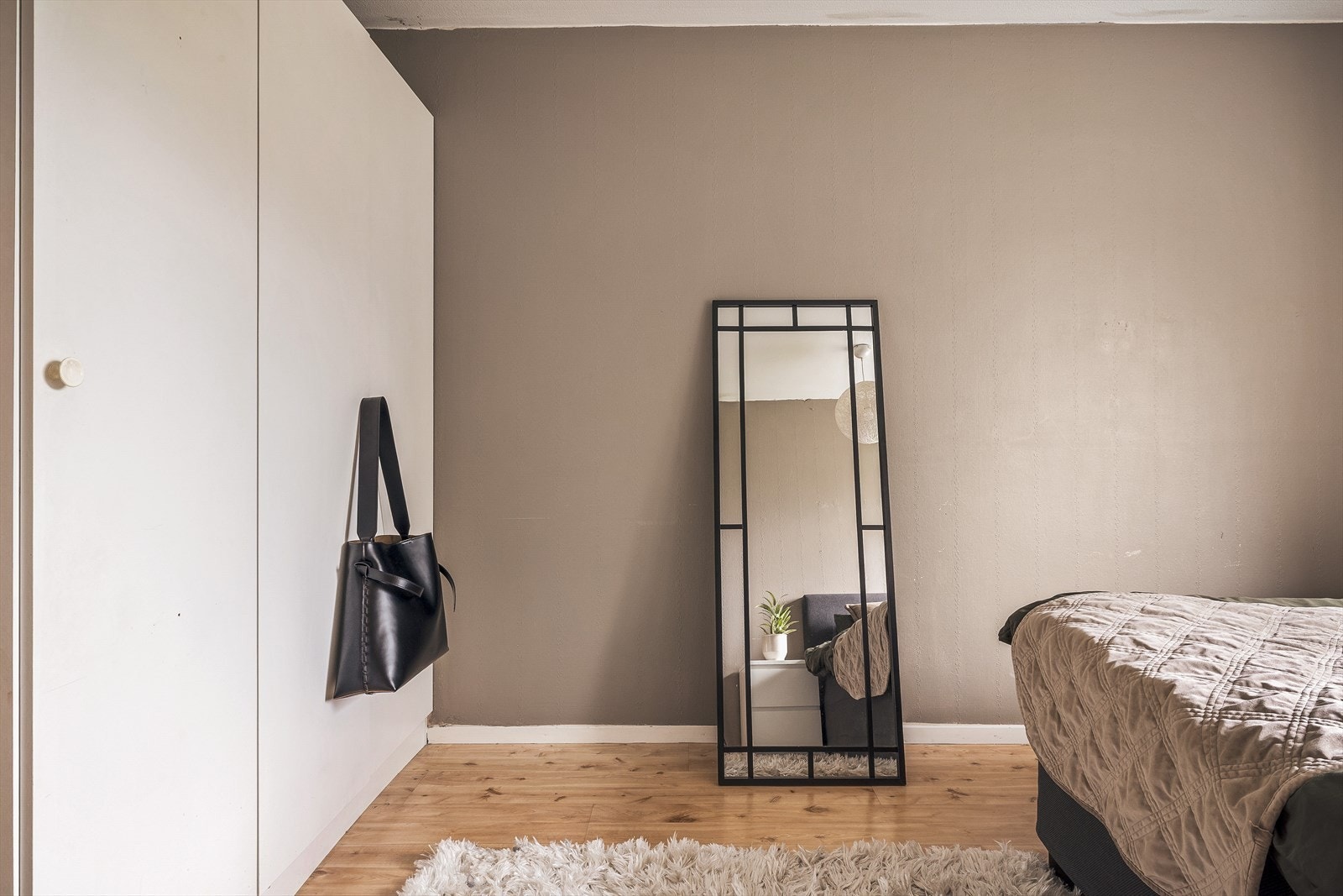 Stort garderobe på hovedsoverom samt god plass til dobbeltseng Galleribilde