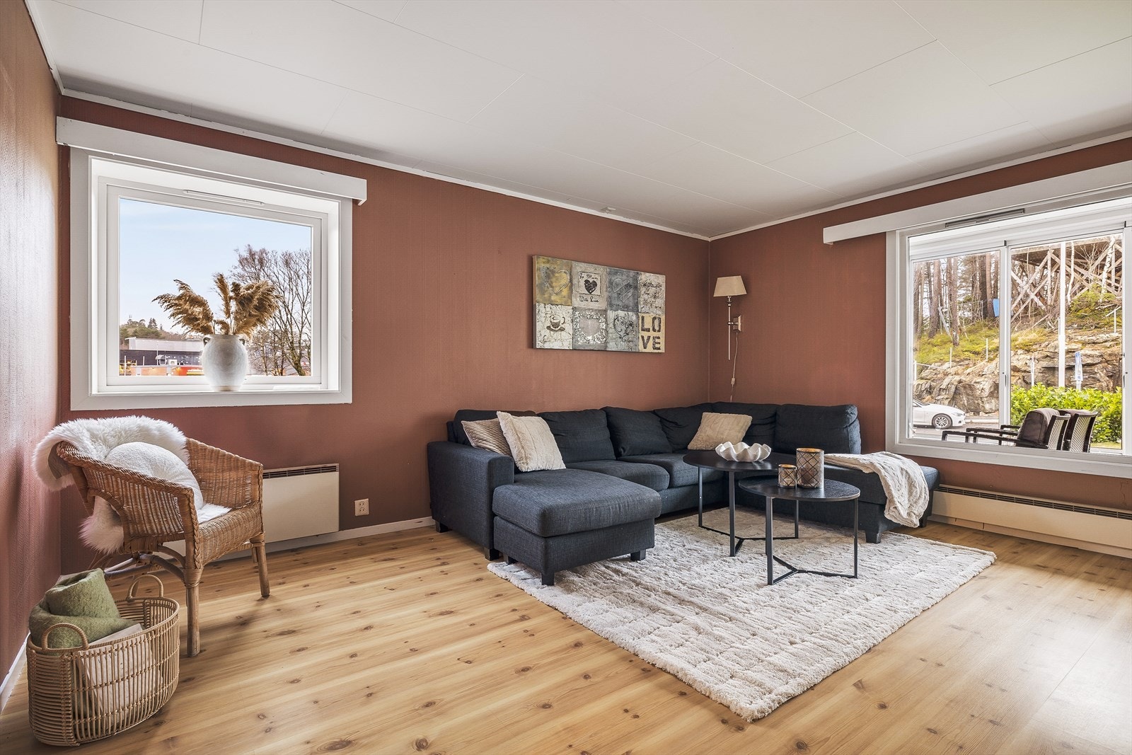 God plass til både sofagruppe og spisebord i stuen Galleribilde