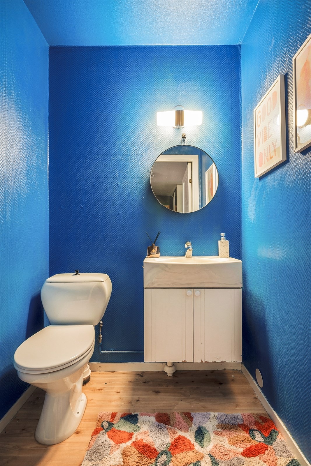 Separat toalettrom ligger vegg i vegg med badet Galleribilde