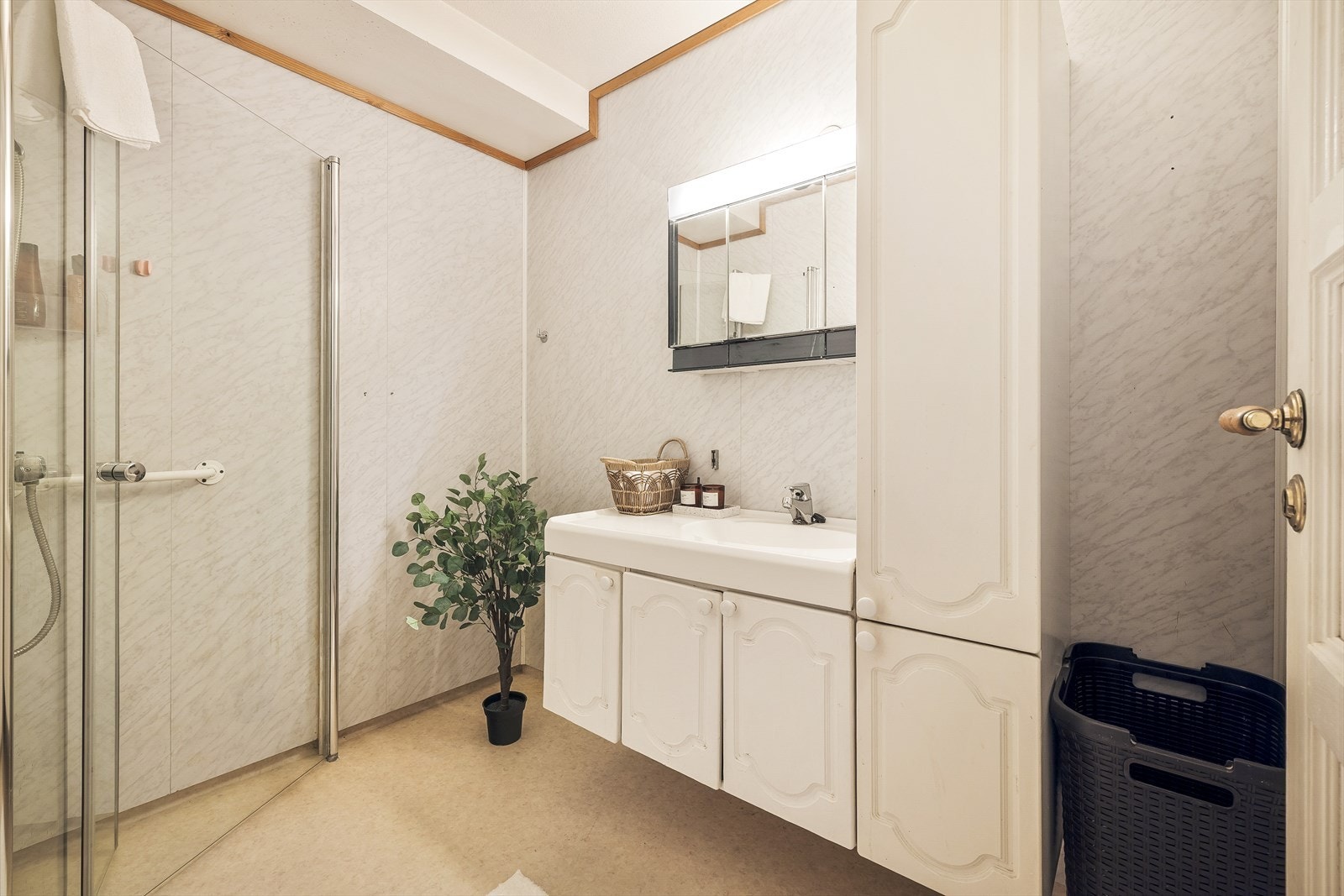 Eldre bad med våtromsbelegg på gulv og våtromsplater på vegg Galleribilde