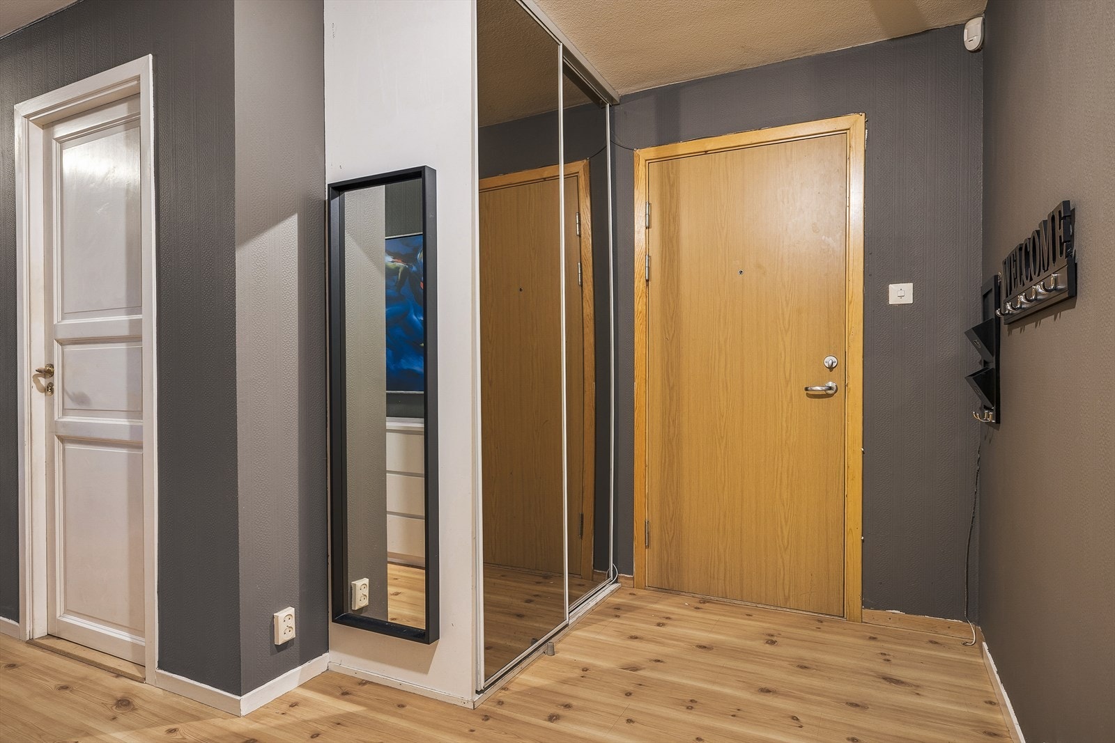 Entré/gang har skyvedørsgarderobe med speilfronter Galleribilde