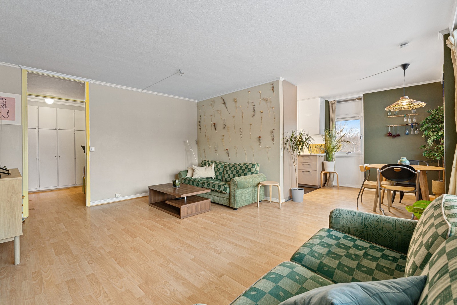 Stue og kjøkken utgjør hele 34 m². Galleribilde