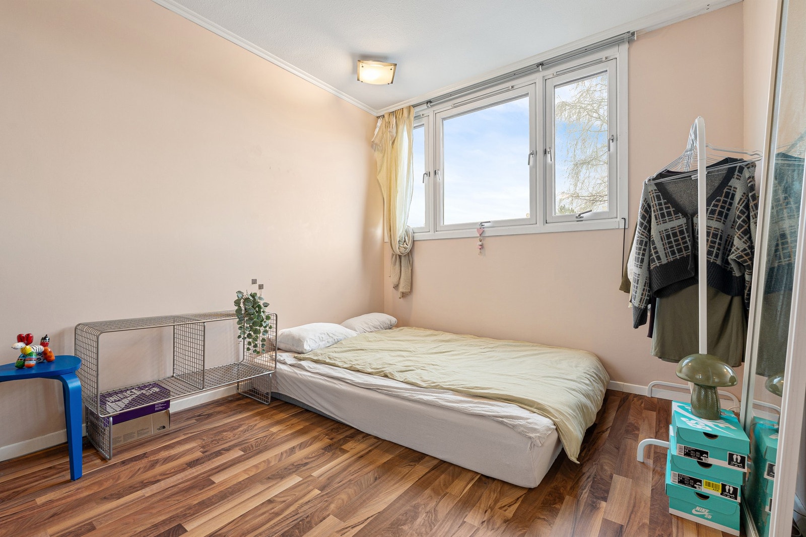 Soverom 2 på hele 11 m², god plass til dobbeltseng og skrivebord. Galleribilde