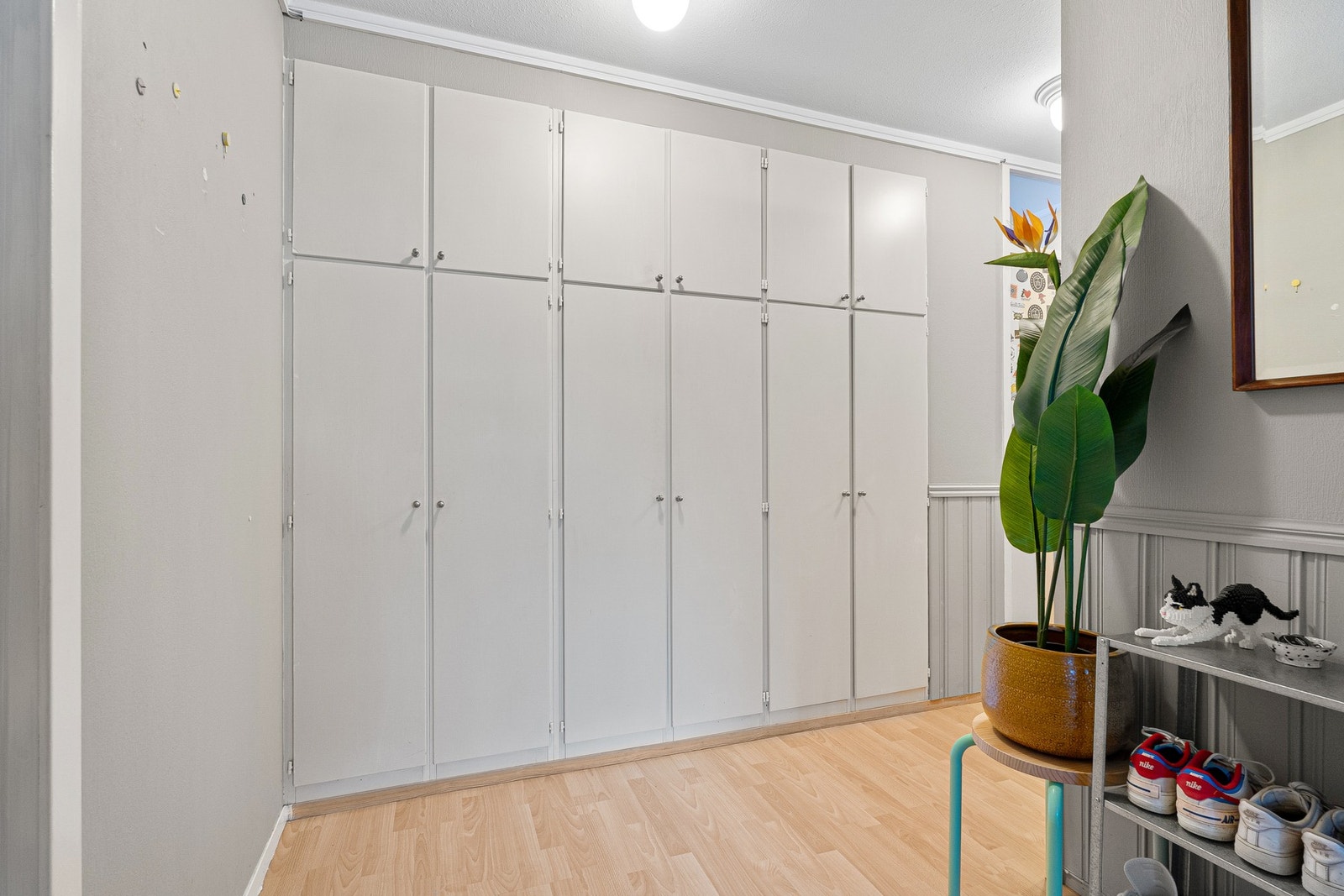 Praktisk veggmontert garderobeløsning som forsvinner ut av synet. Galleribilde