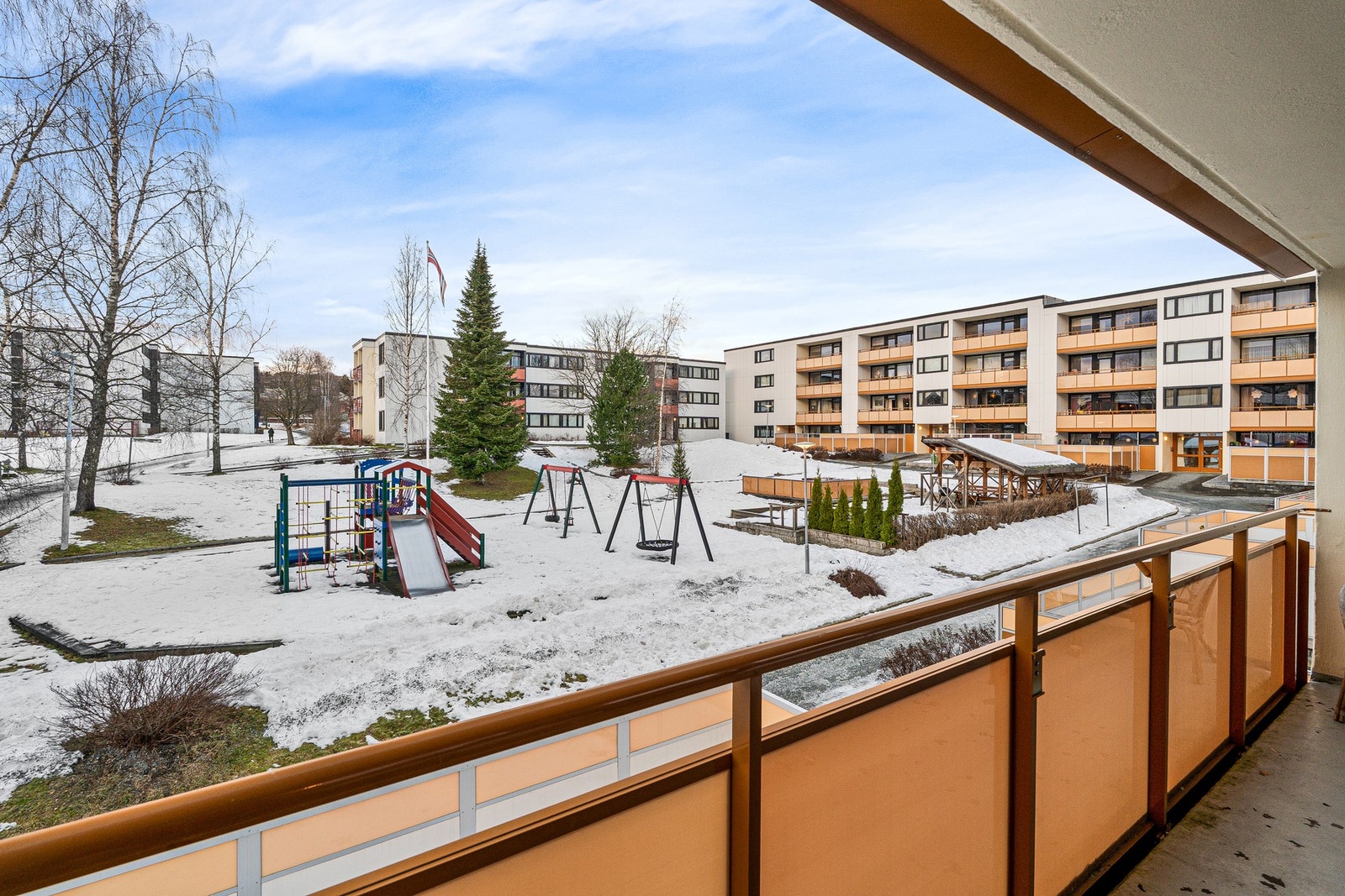 Parkering på felles parkeringsplass i borettslaget. Mulighet for garasjeplass som tildeles av TOBB. Galleribilde