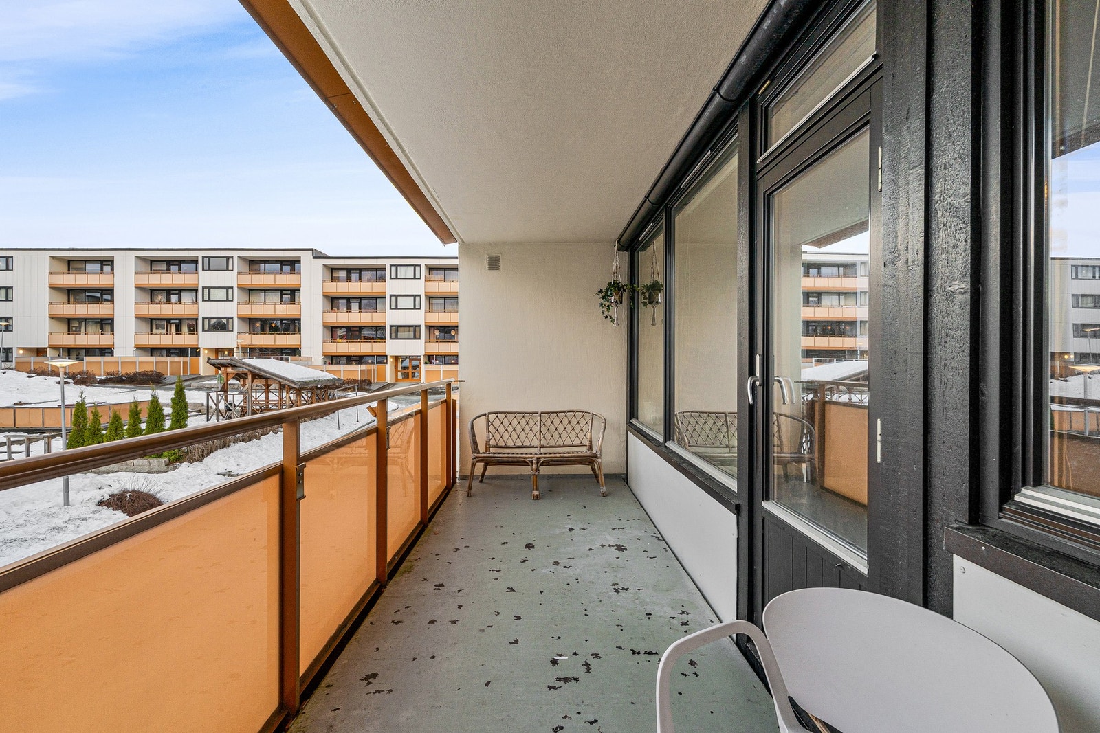 Fra stuen er det direkte utgang til en vestvendt balkong med ypperlige solforhold. Galleribilde