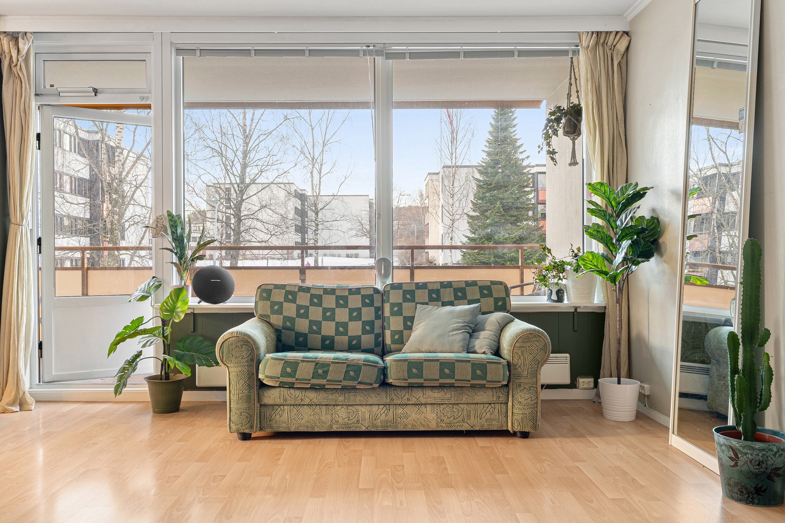 Store vindusflater gir en åpen og luftig atmosfære med naturlig lysinnslipp. Galleribilde