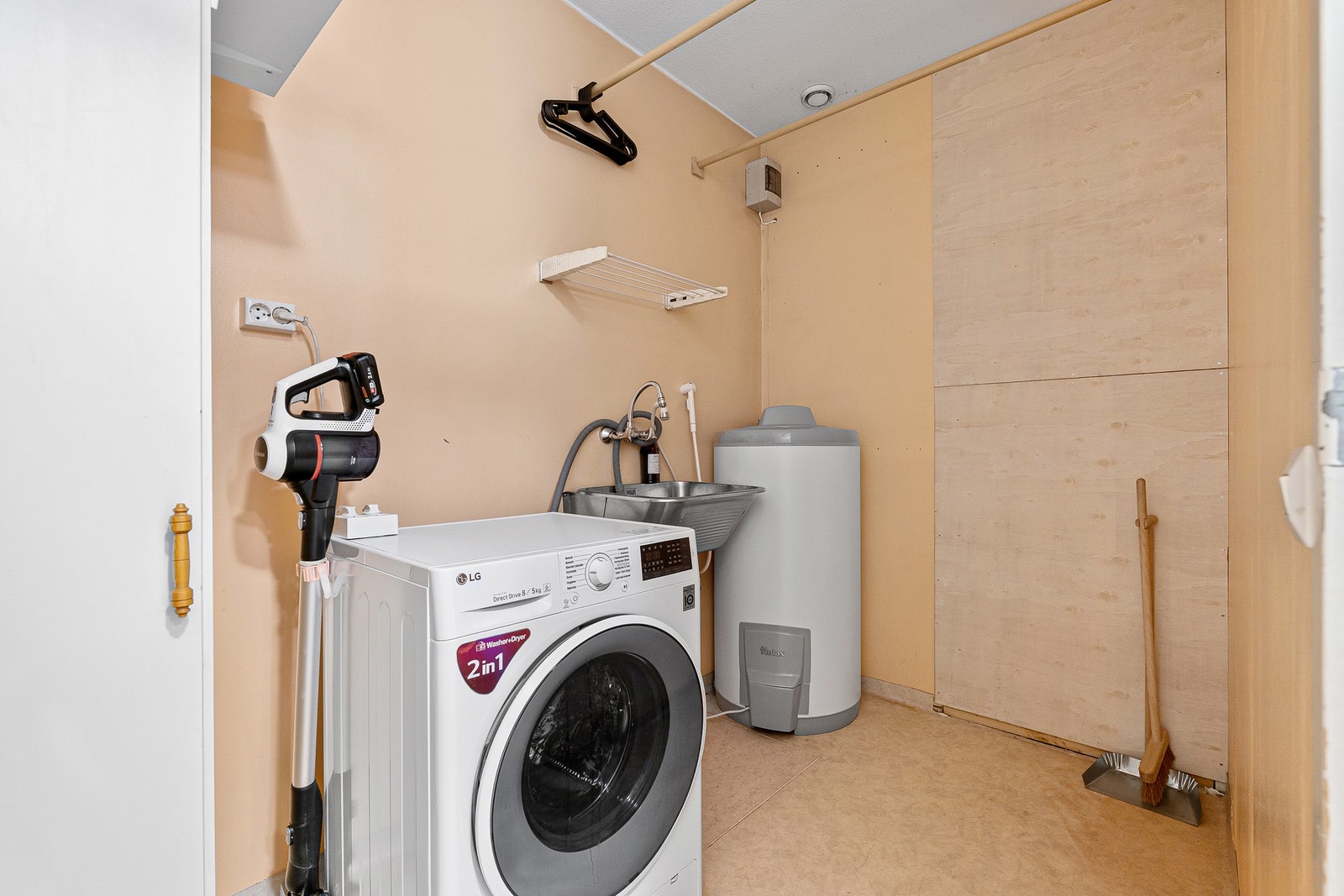 Separat vaskerom med opplegg for vaskemaskin, varmtvannsbereder, samt utslagsvask. Galleribilde