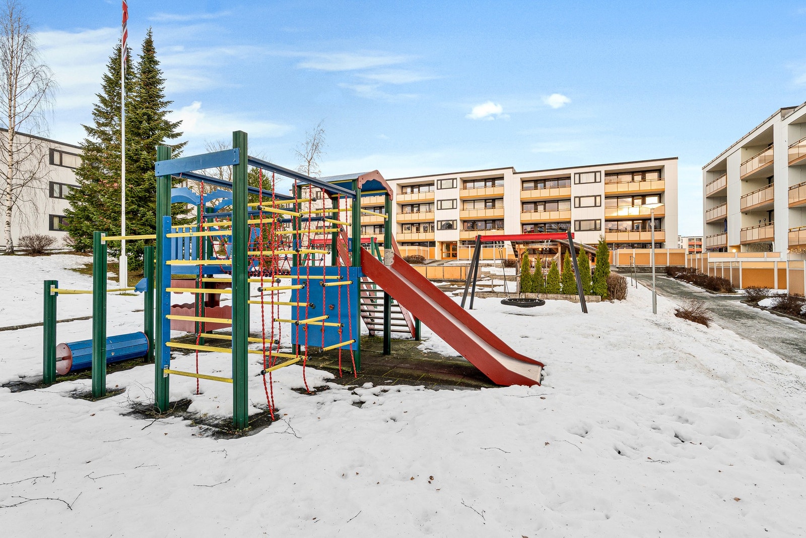 Leiligheten ligger i et rolig og etablert boligområde på Saupstad. Meget barnevennlig område med lite trafikk og lekeplasser for barn i gatetun. Galleribilde