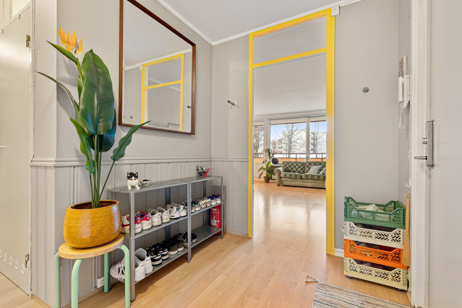 Innbydende entrè med god plass til oppbevaring, samt oppheng av ytterklær. Galleribilde