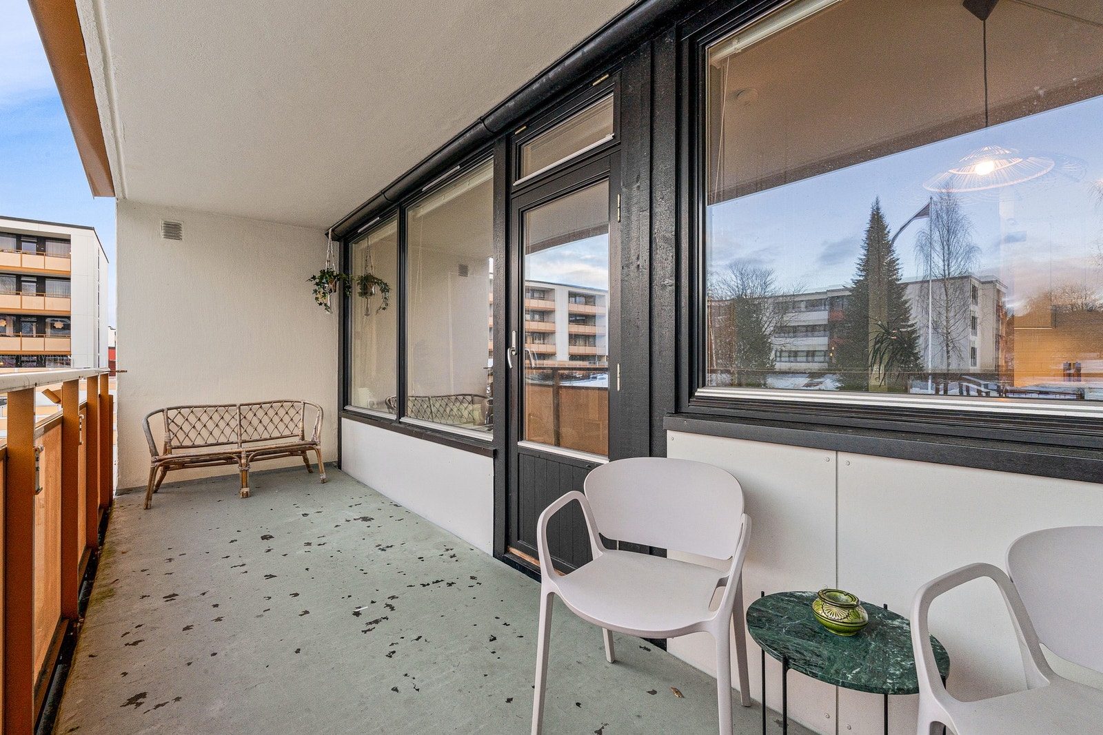 Balkongen er på hele 10 m², som gir god plass til ønsket utemøbler, samt grill. Galleribilde