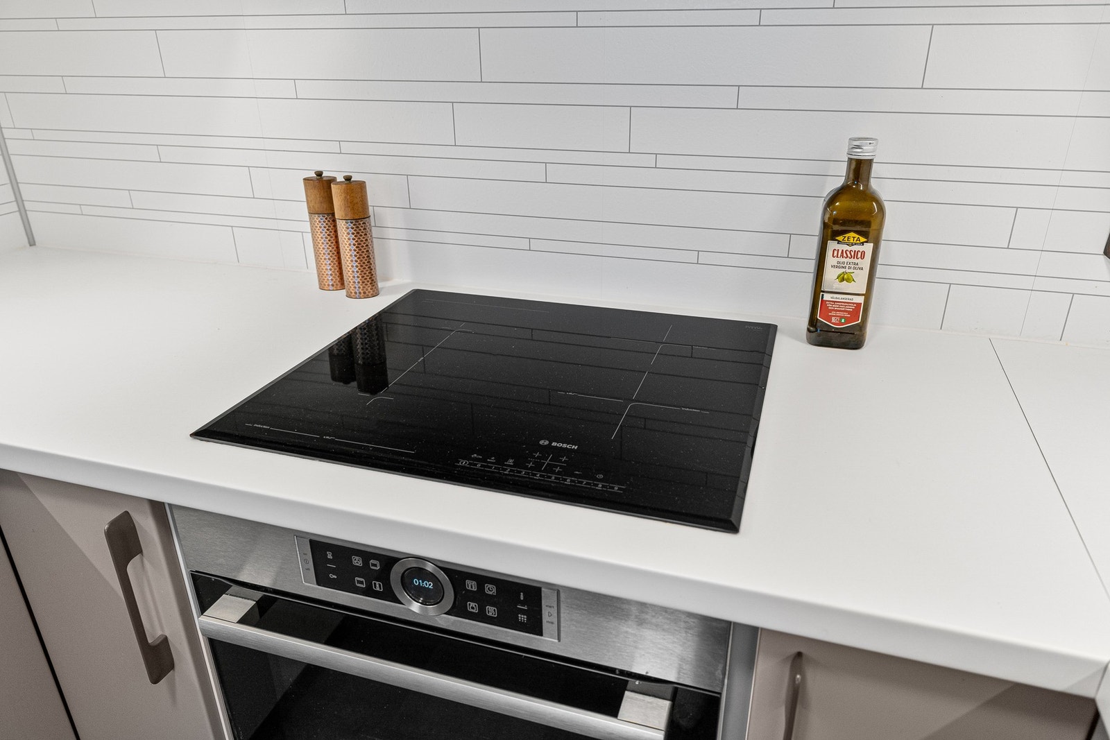 Kjøkkenet har integrerte hvitevarer som stekeovn, platetopp, mikroovn, oppvaskmaskin og kjøleskap. Galleribilde