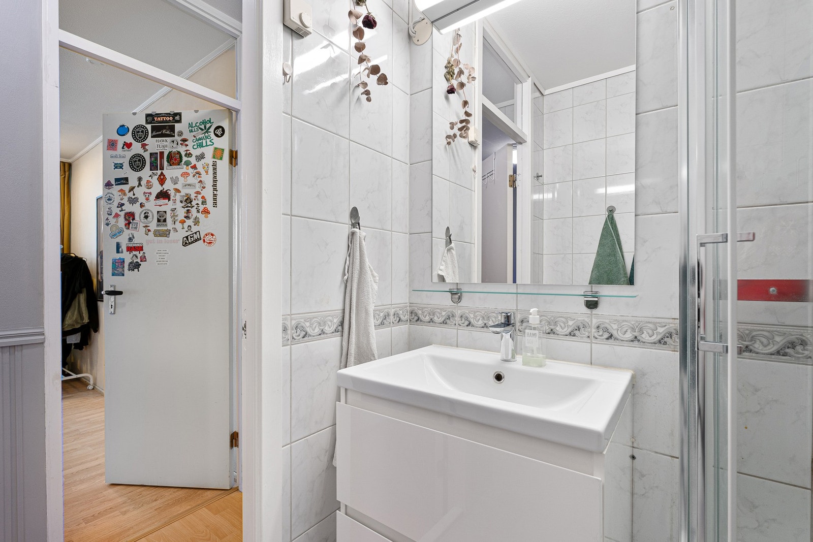 Servant i skap. Galleribilde