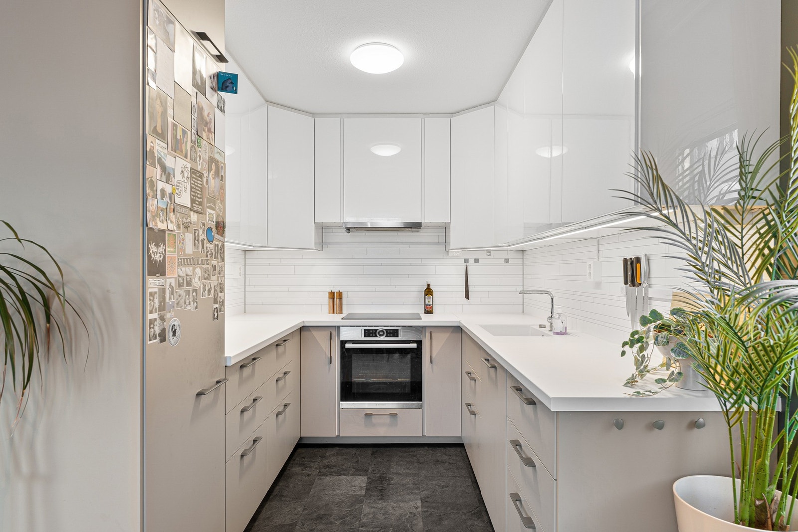 Moderne kjøkken med mye skap- og benkeplass. Galleribilde