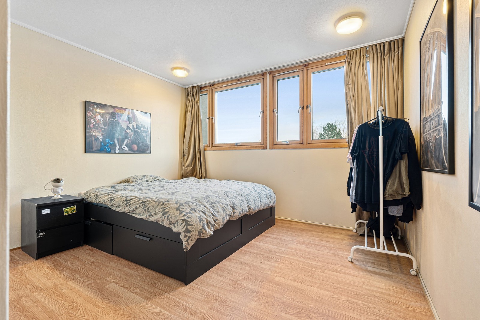 Hovedsoverom på 12,5 m², god plass til dobbeltseng, samt ulike garderobeløsninger. Galleribilde