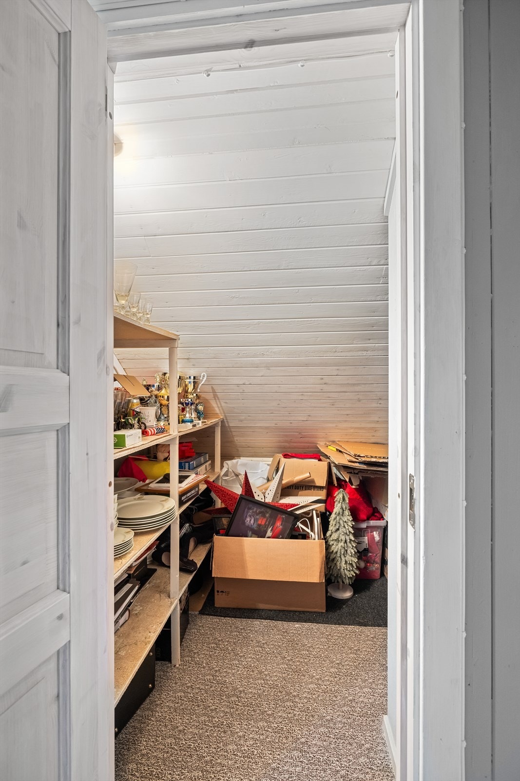 Fra det ene rommet er det tilgang til praktisk kott for ekstra oppbevaring. Galleribilde