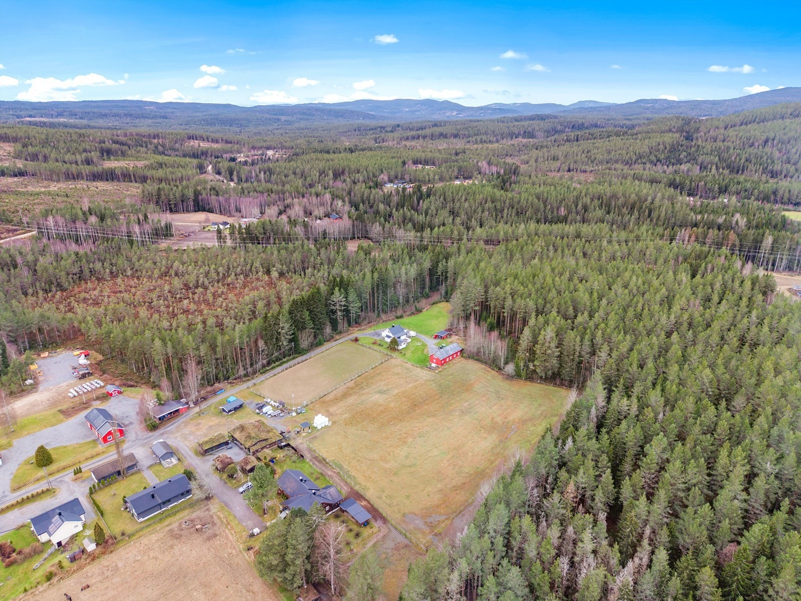 Velkommen til Rovelstadgrenda 133, presentert av Madeleine Johnsen Thune v/Krogsveen. Galleribilde