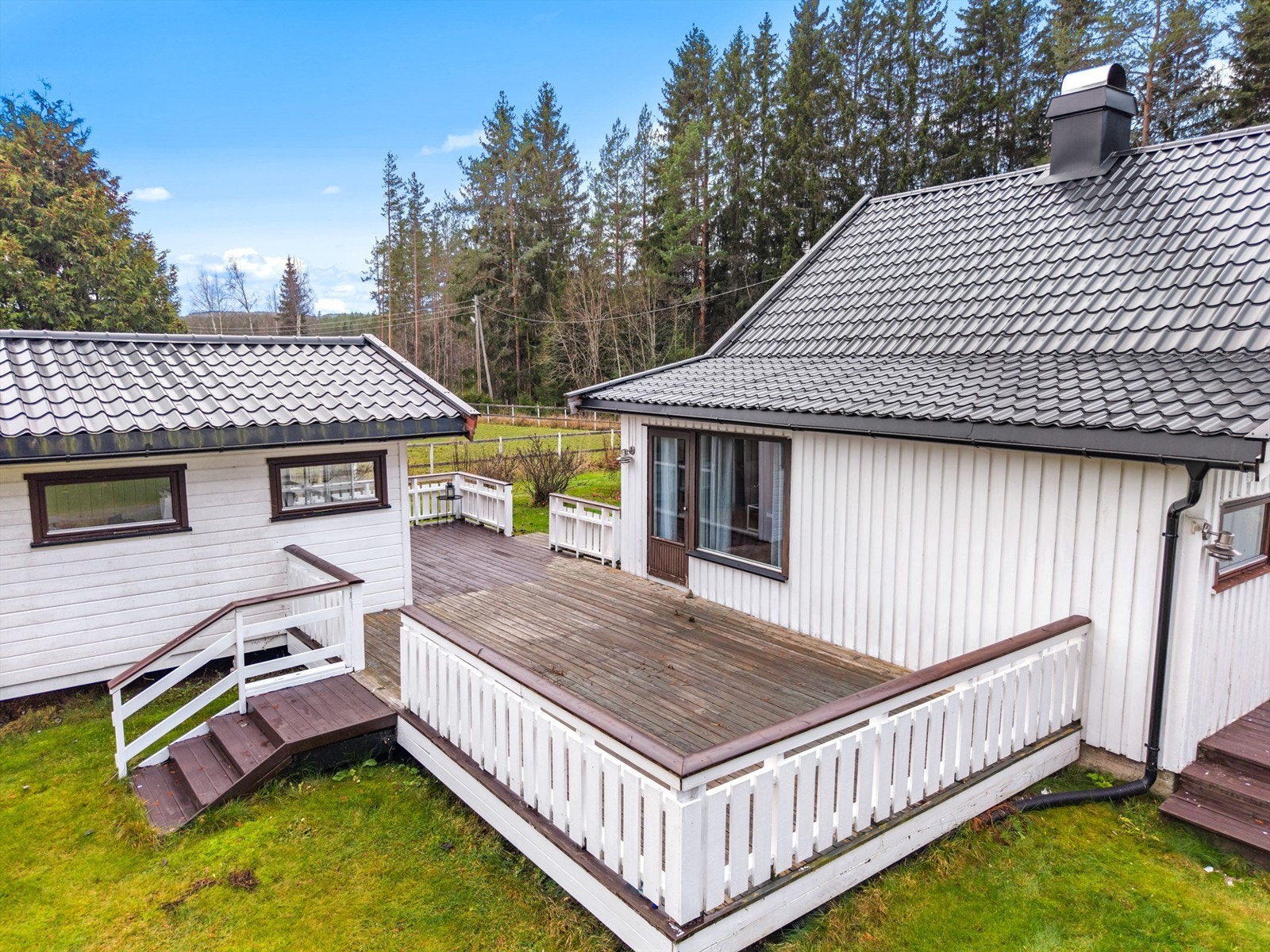 Det ligger landlig og fritt til, og oppleves usjenert. Galleribilde