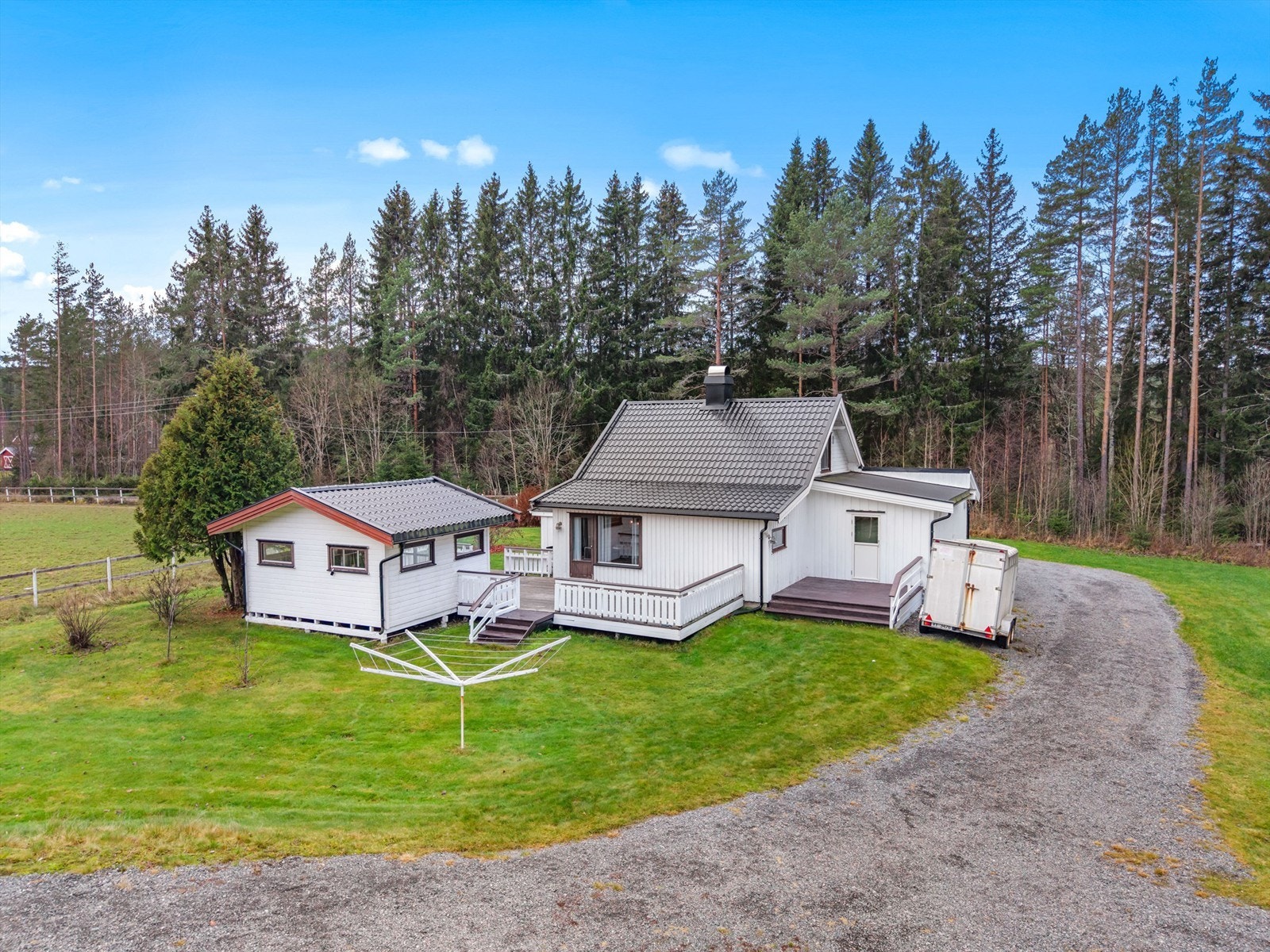 Eiendommen byr på en stor tomt med gode innhøstingsmuligheter for de med småbrukdrømmen. Galleribilde