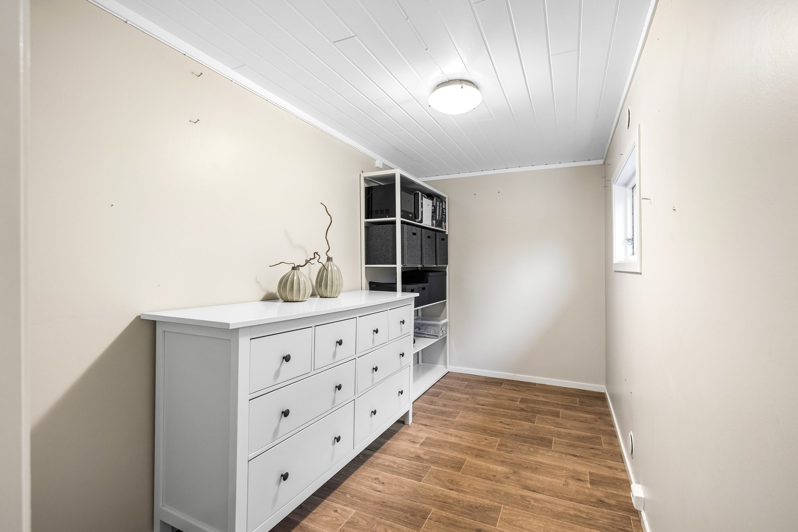 Herfra har du praktisk tilgang til en romslig innvendig bod som gir gode oppbevaringsmuligheter for sko og yttertøy. Galleribilde